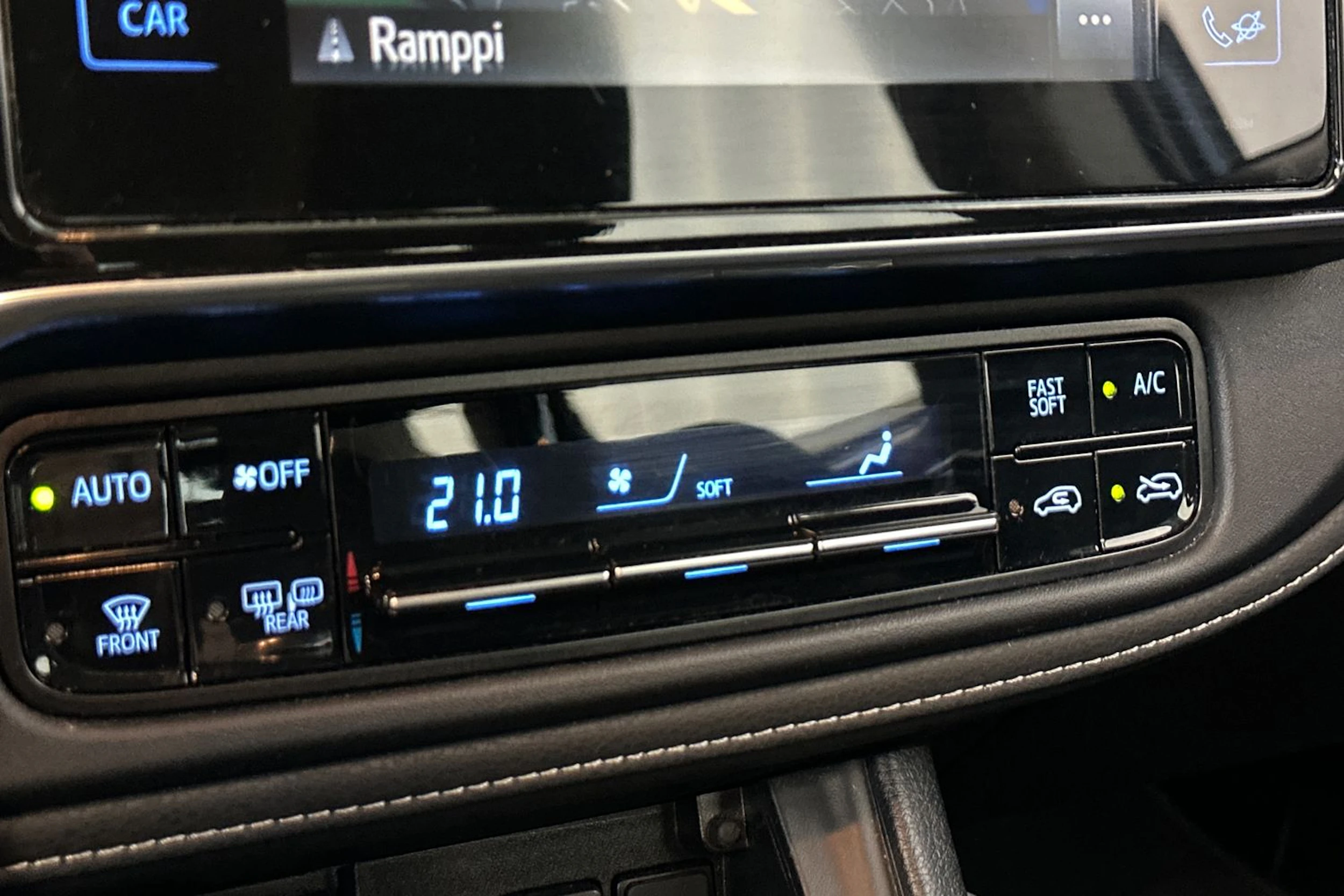 sininen Toyota Auris 2017 kuva 21.
