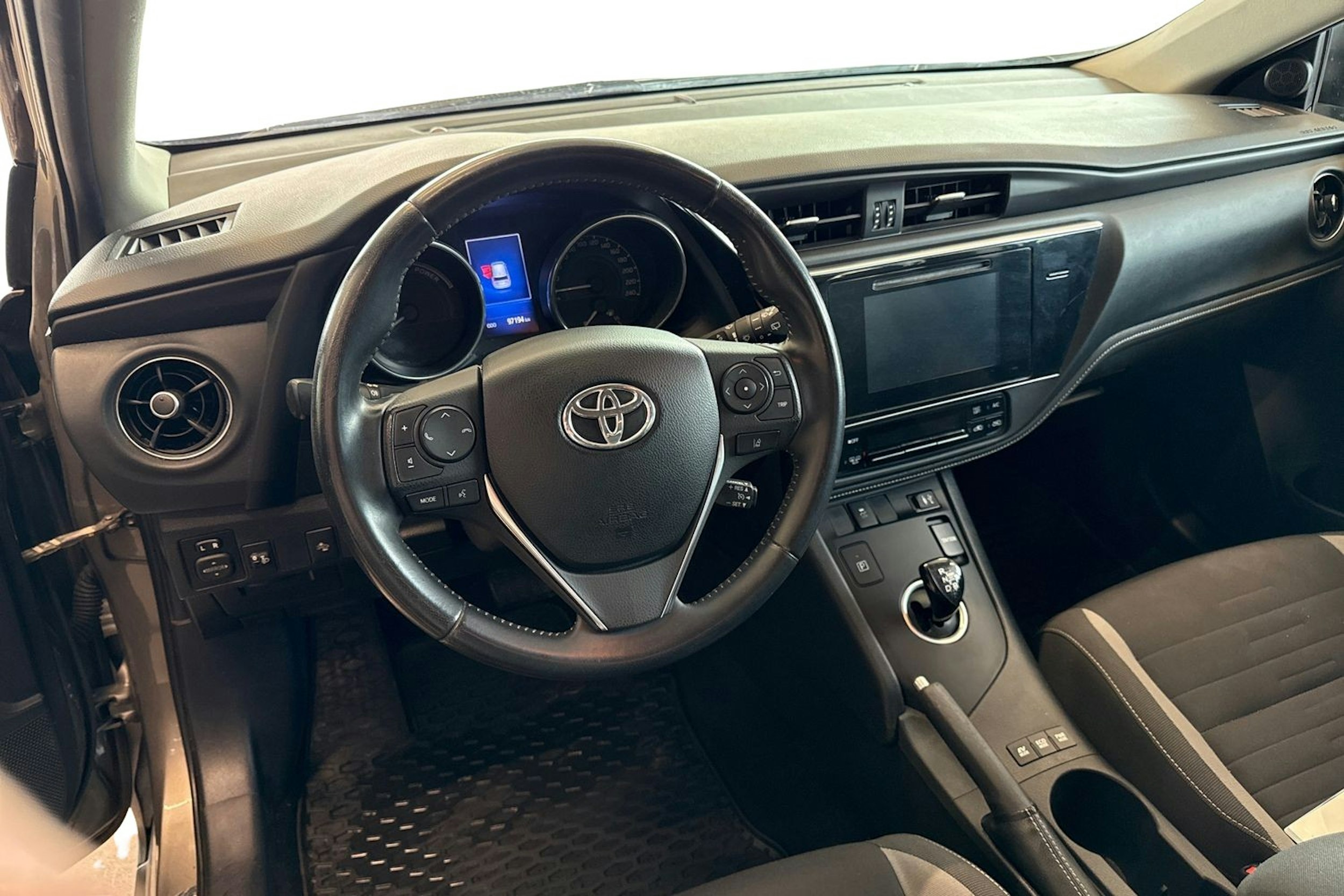 Harmaa Toyota Auris 2017 kuva 7.
