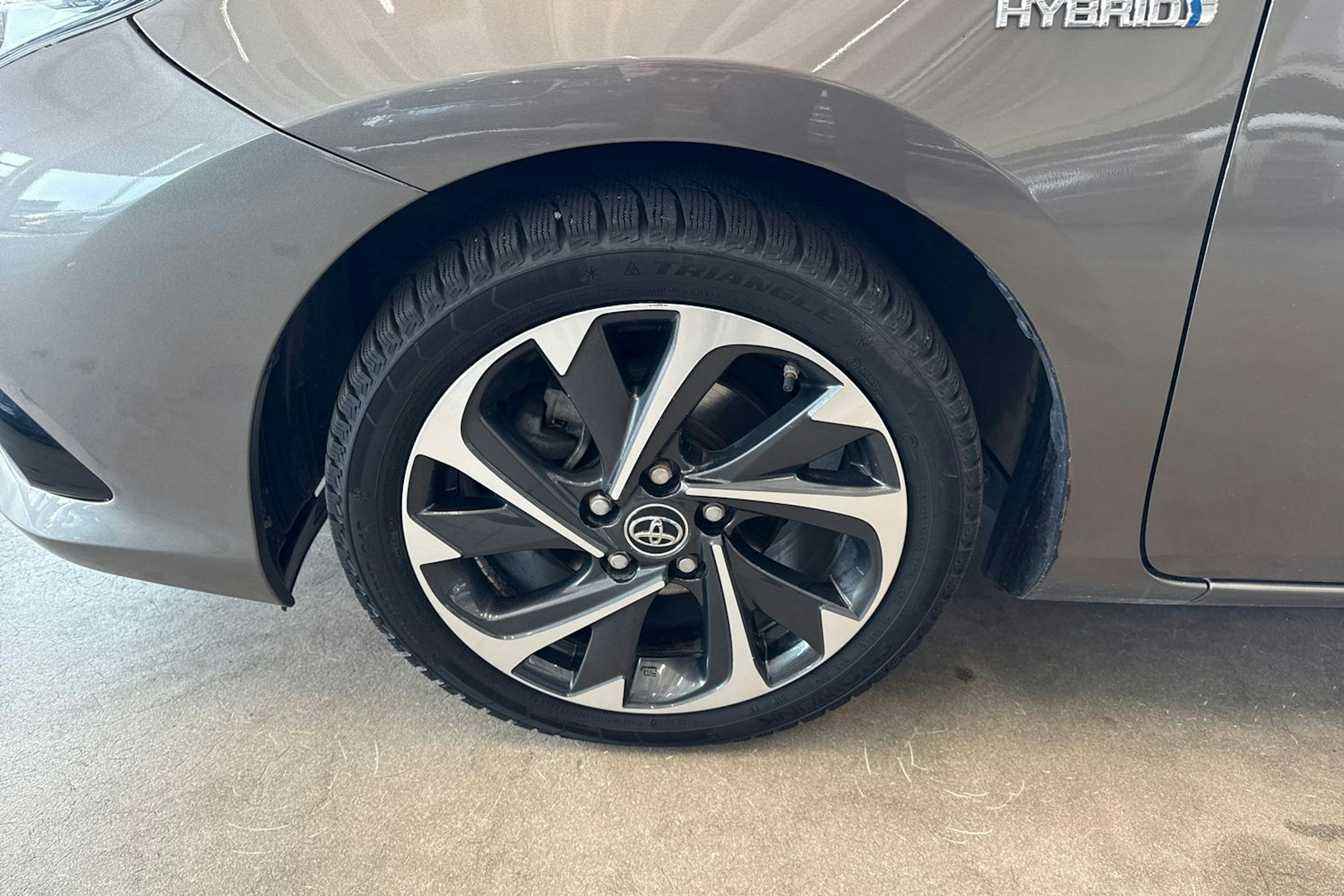 Harmaa Toyota Auris 2017 kuva 13.
