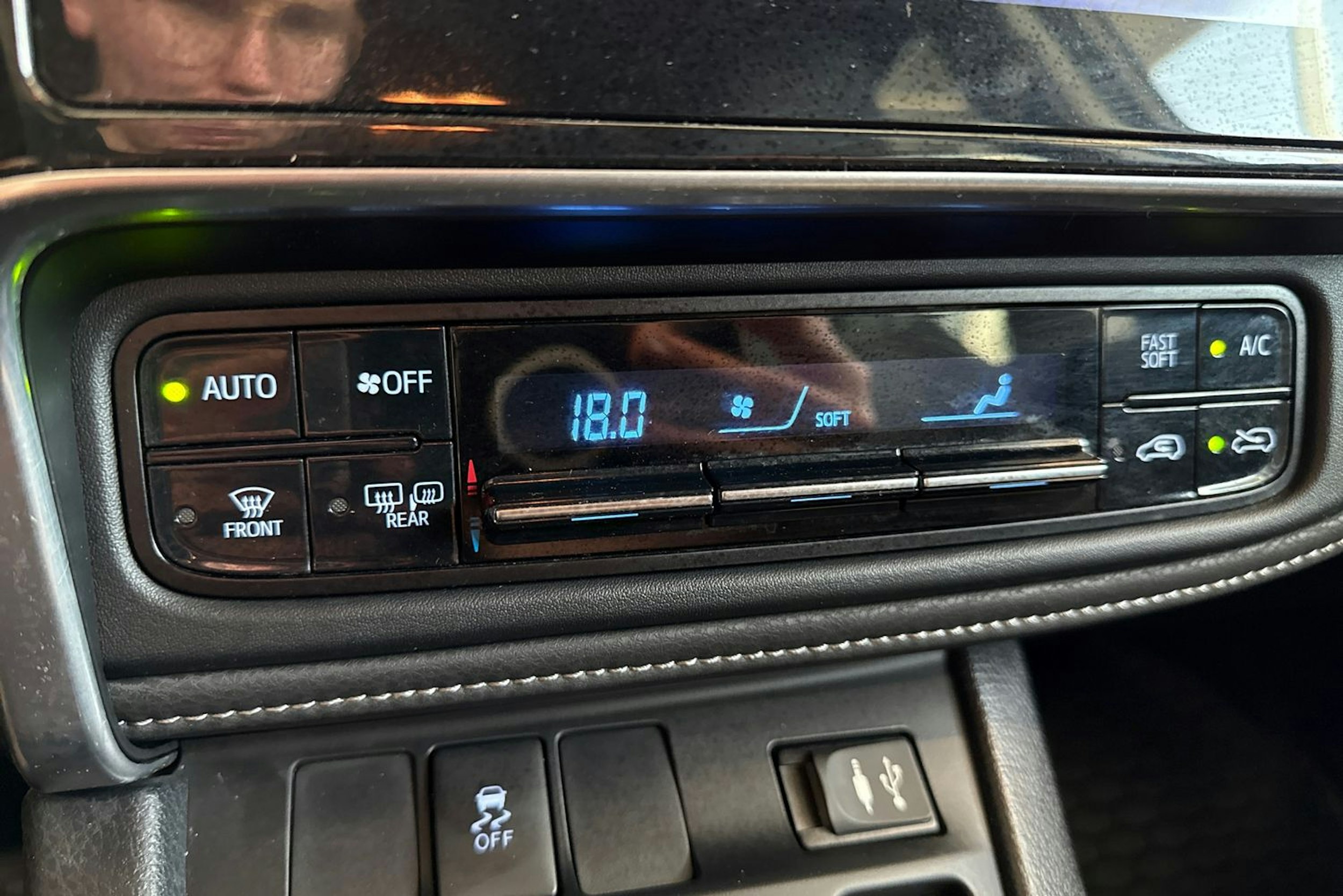 Harmaa Toyota Auris 2017 kuva 18.