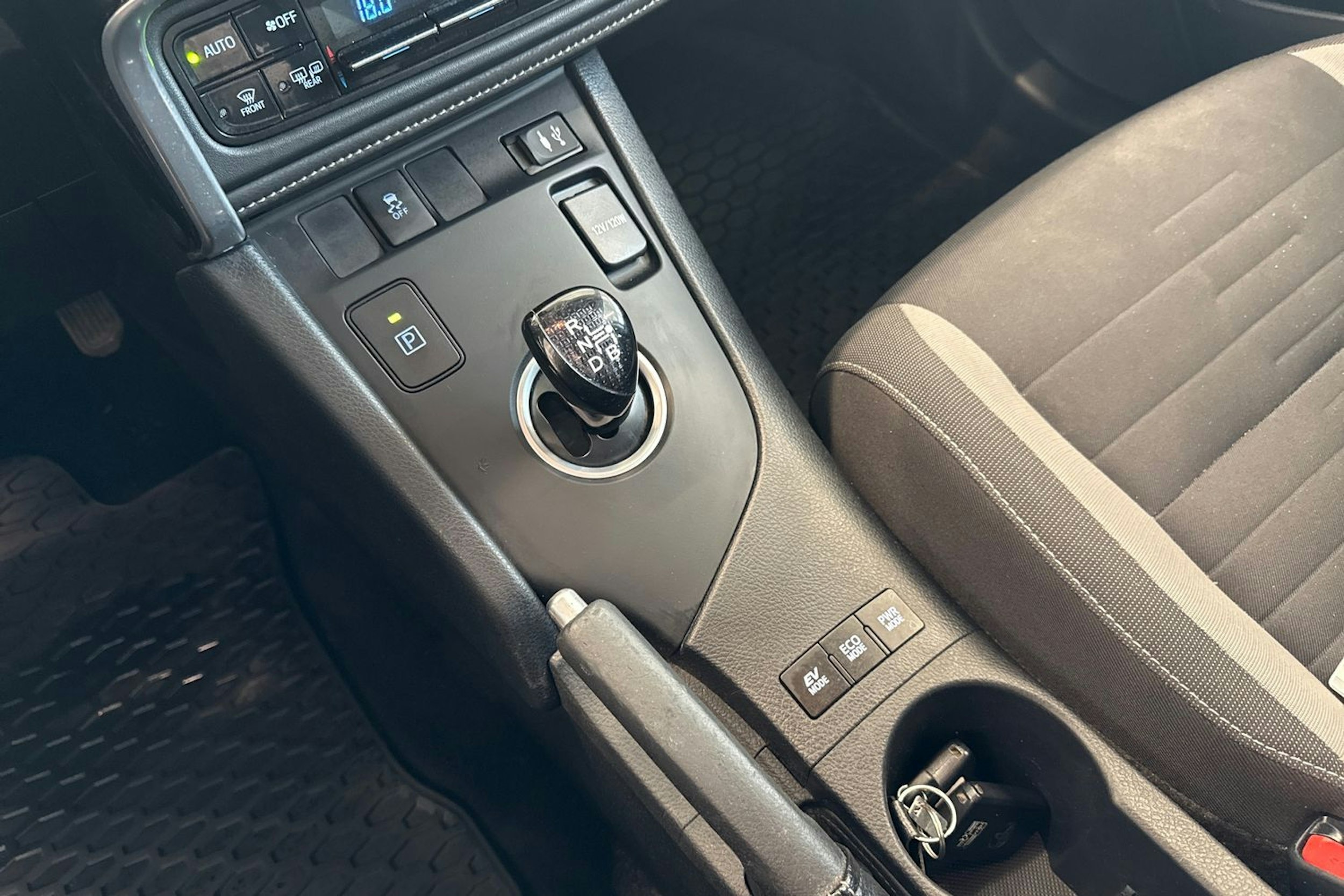 Harmaa Toyota Auris 2017 kuva 20.
