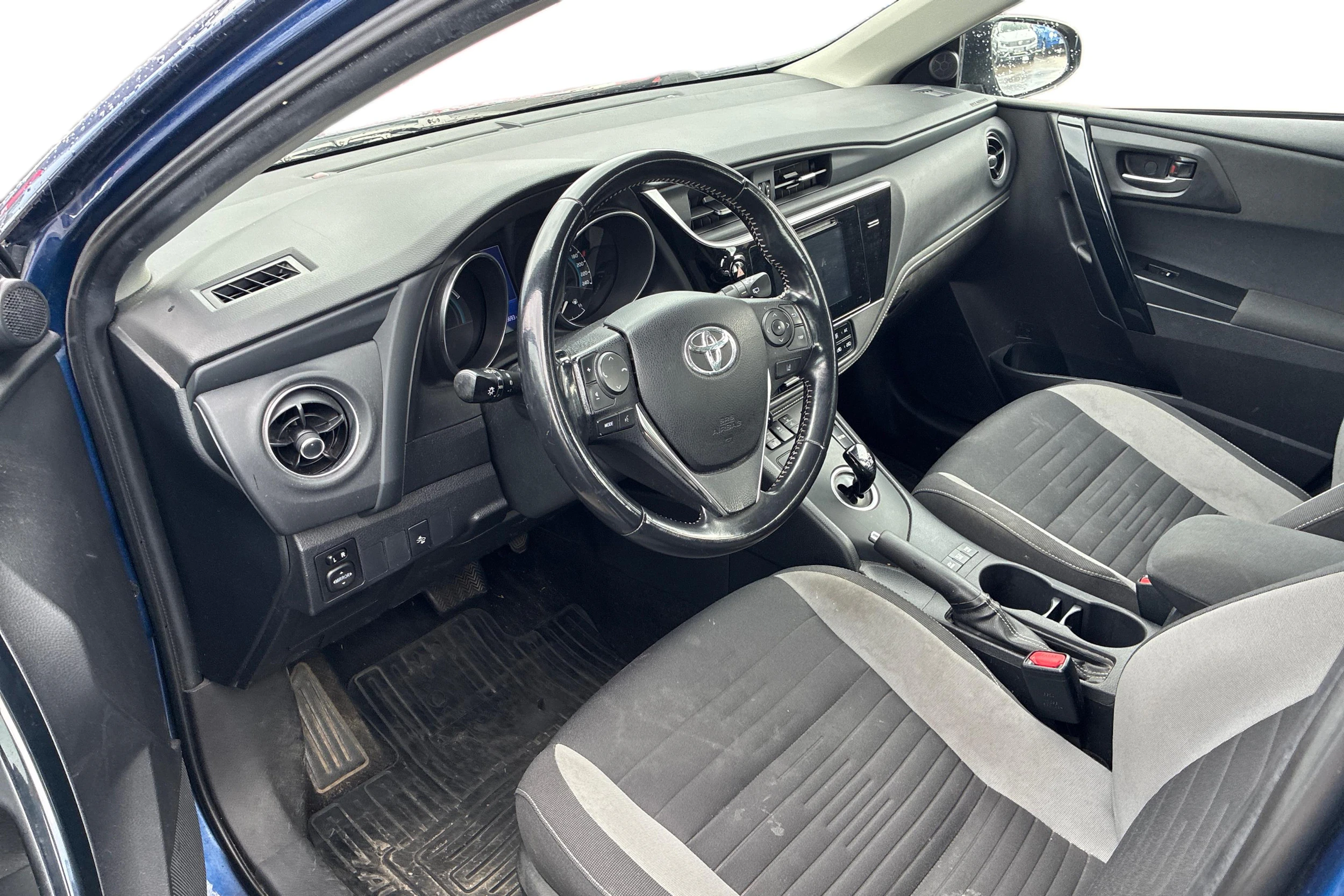 sininen Toyota Auris 2017 kuva 3.