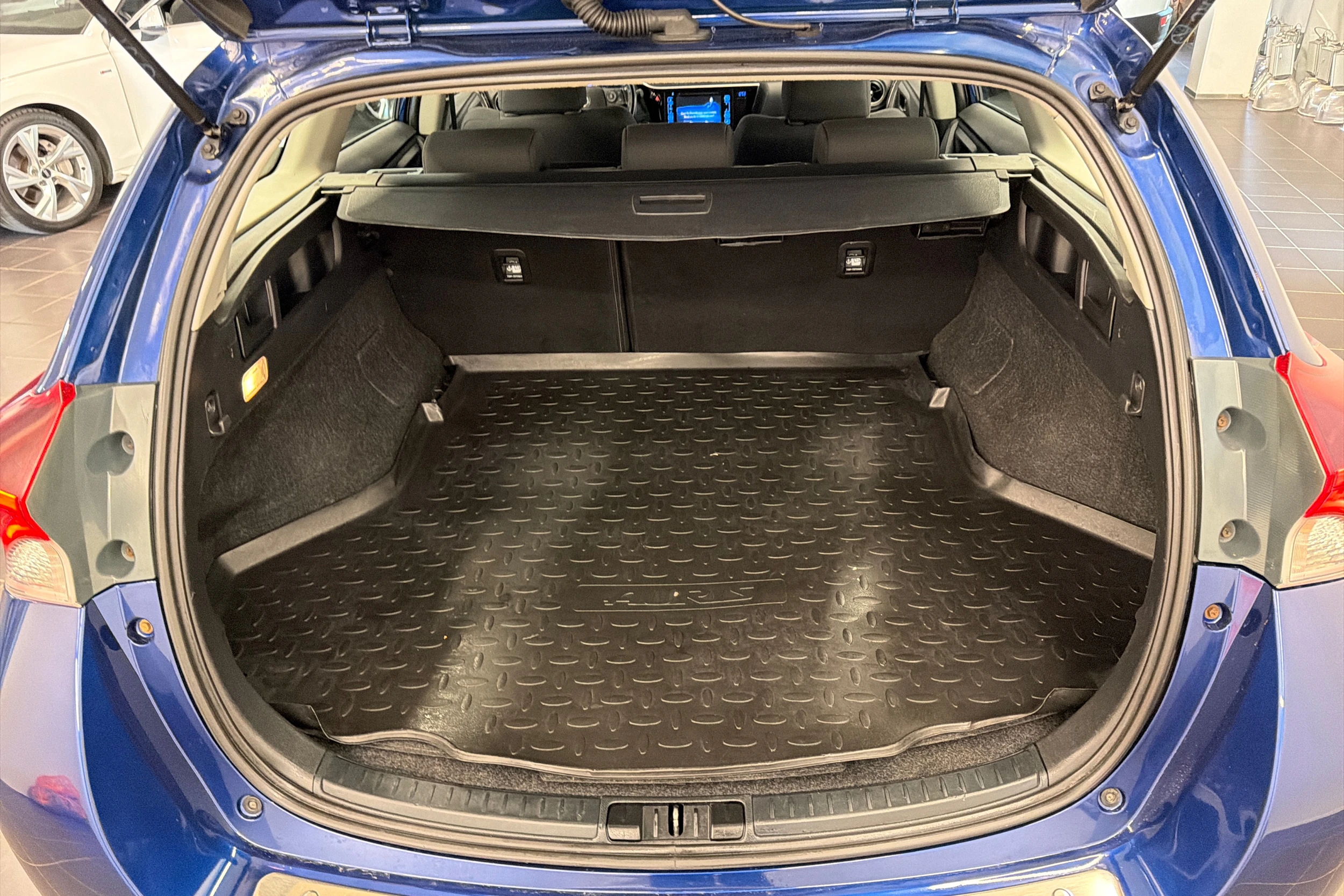 sininen Toyota Auris 2017 kuva 11.