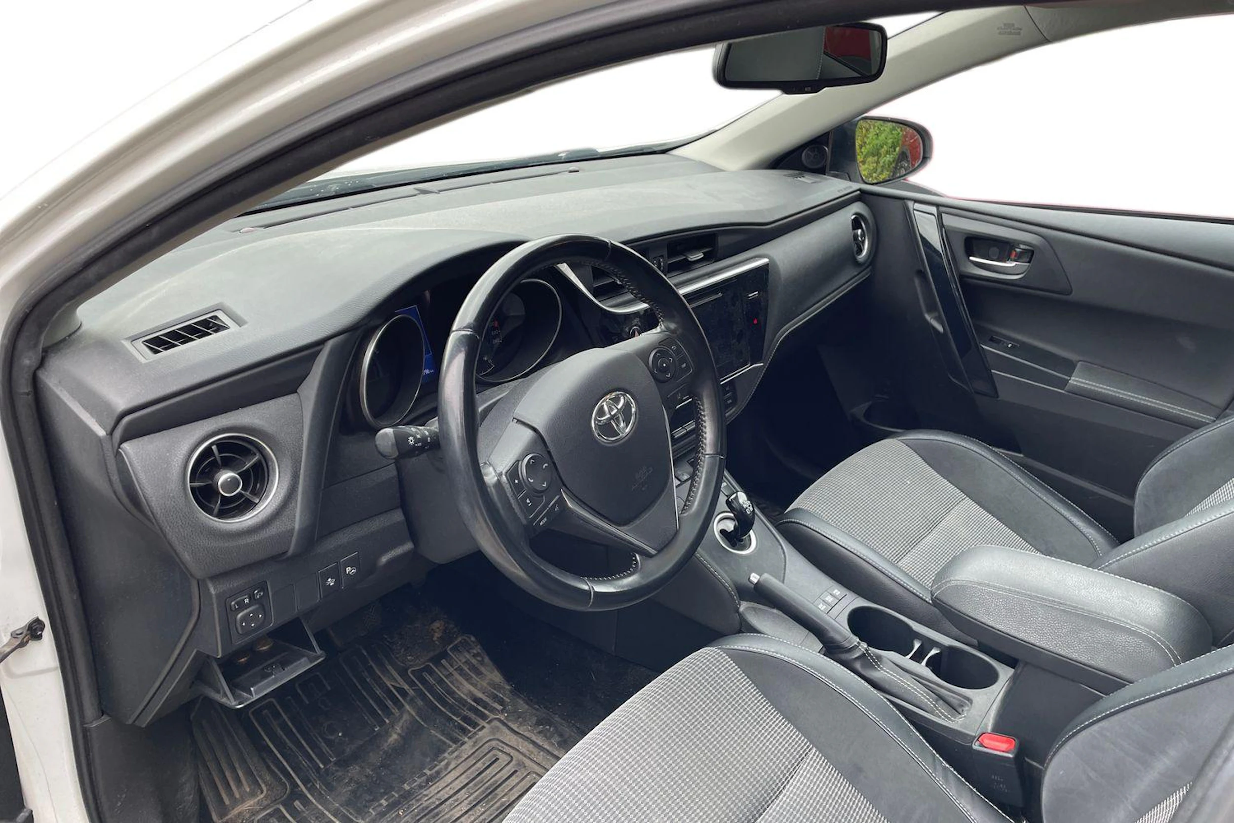 valkoinen Toyota Auris 2017 kuva 3.