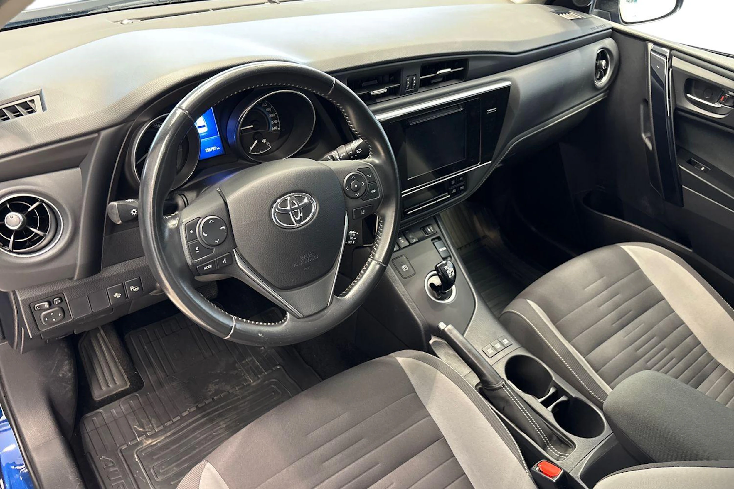 sininen Toyota Auris 2017 kuva 6.