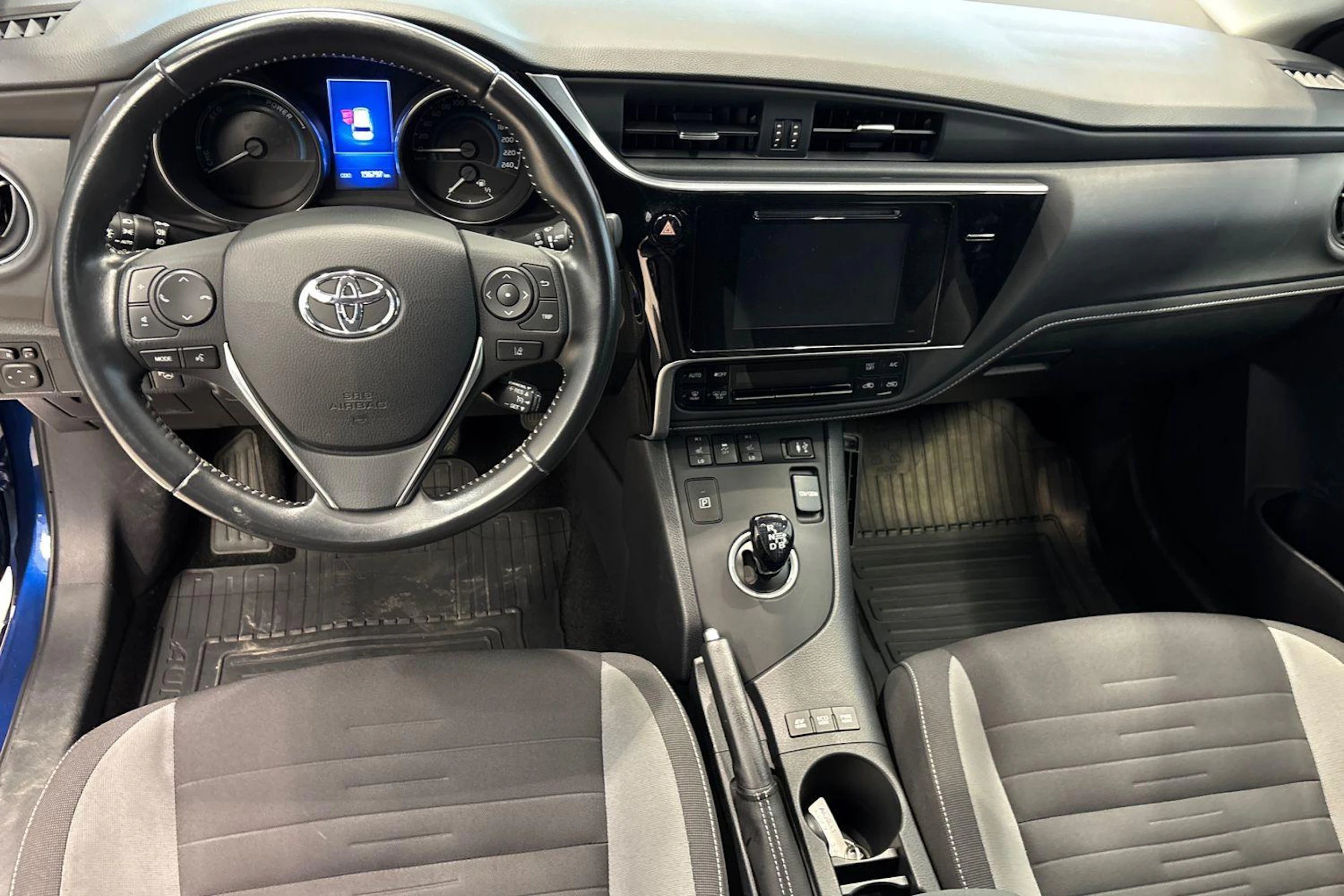 sininen Toyota Auris 2017 kuva 7.