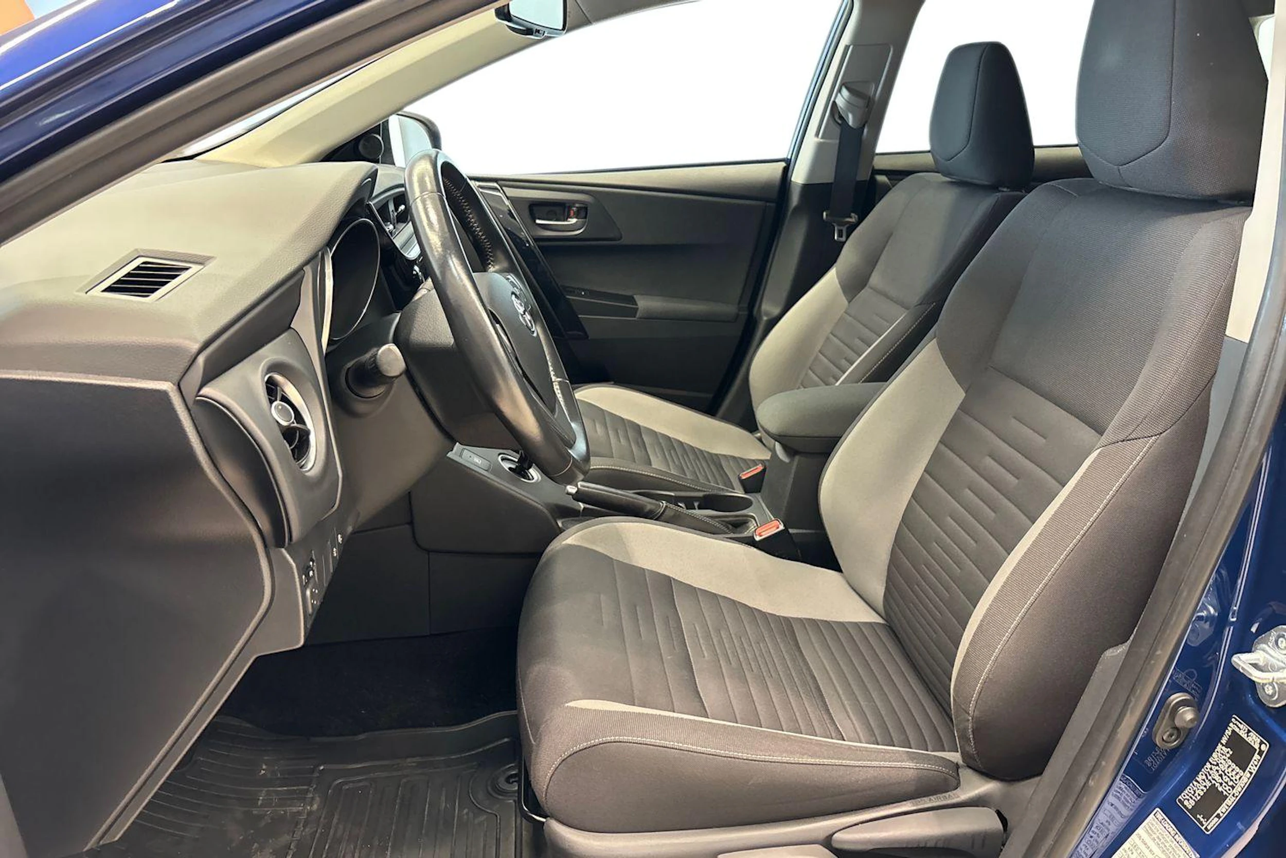 sininen Toyota Auris 2017 kuva 9.