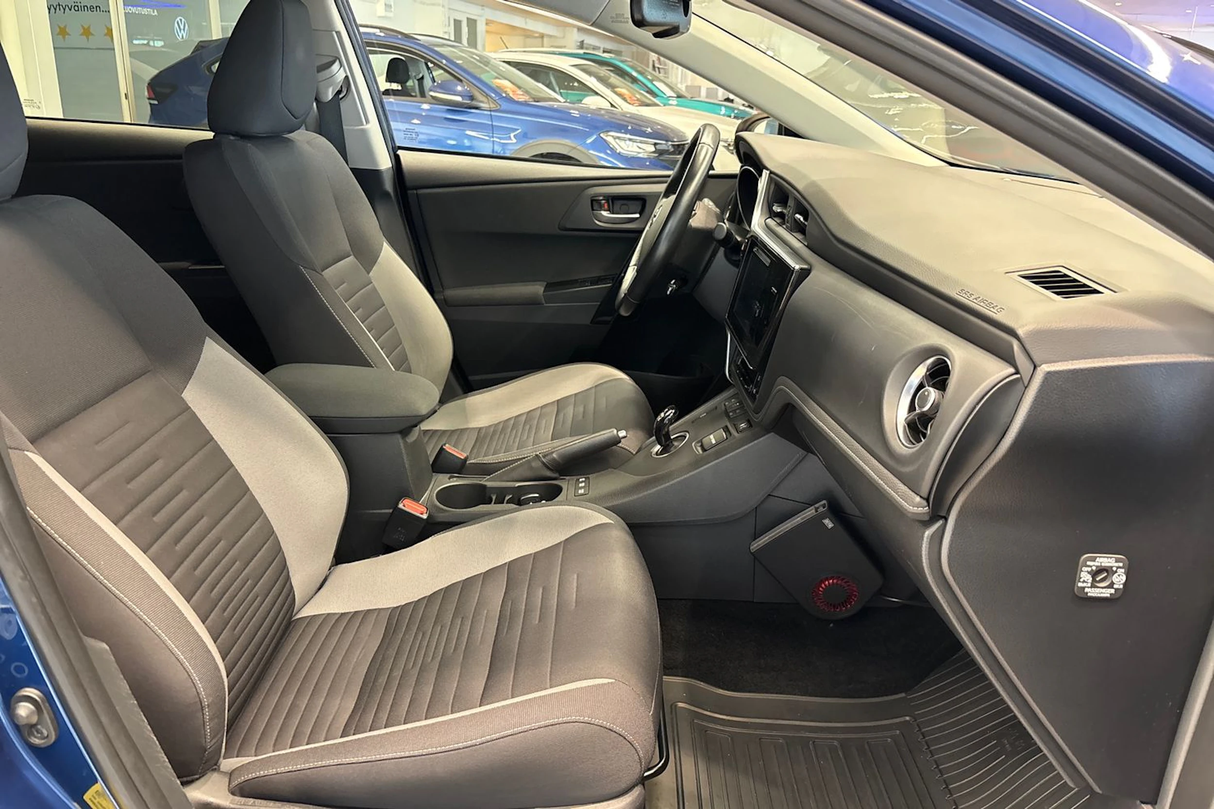 sininen Toyota Auris 2017 kuva 10.