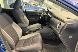 sininen Toyota Auris 2017 kuva 10.