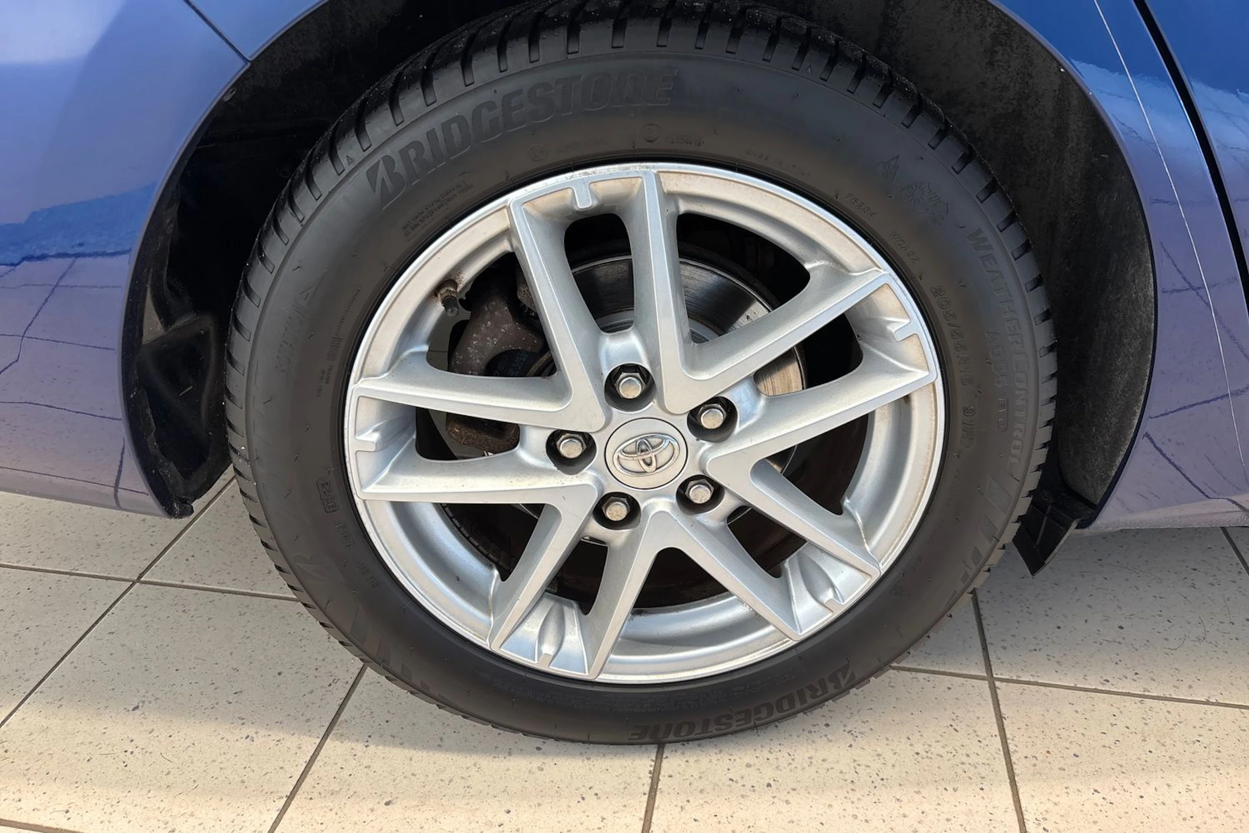 sininen Toyota Auris 2017 kuva 22.