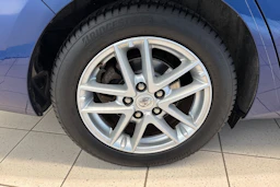 sininen Toyota Auris 2017 kuva 22.