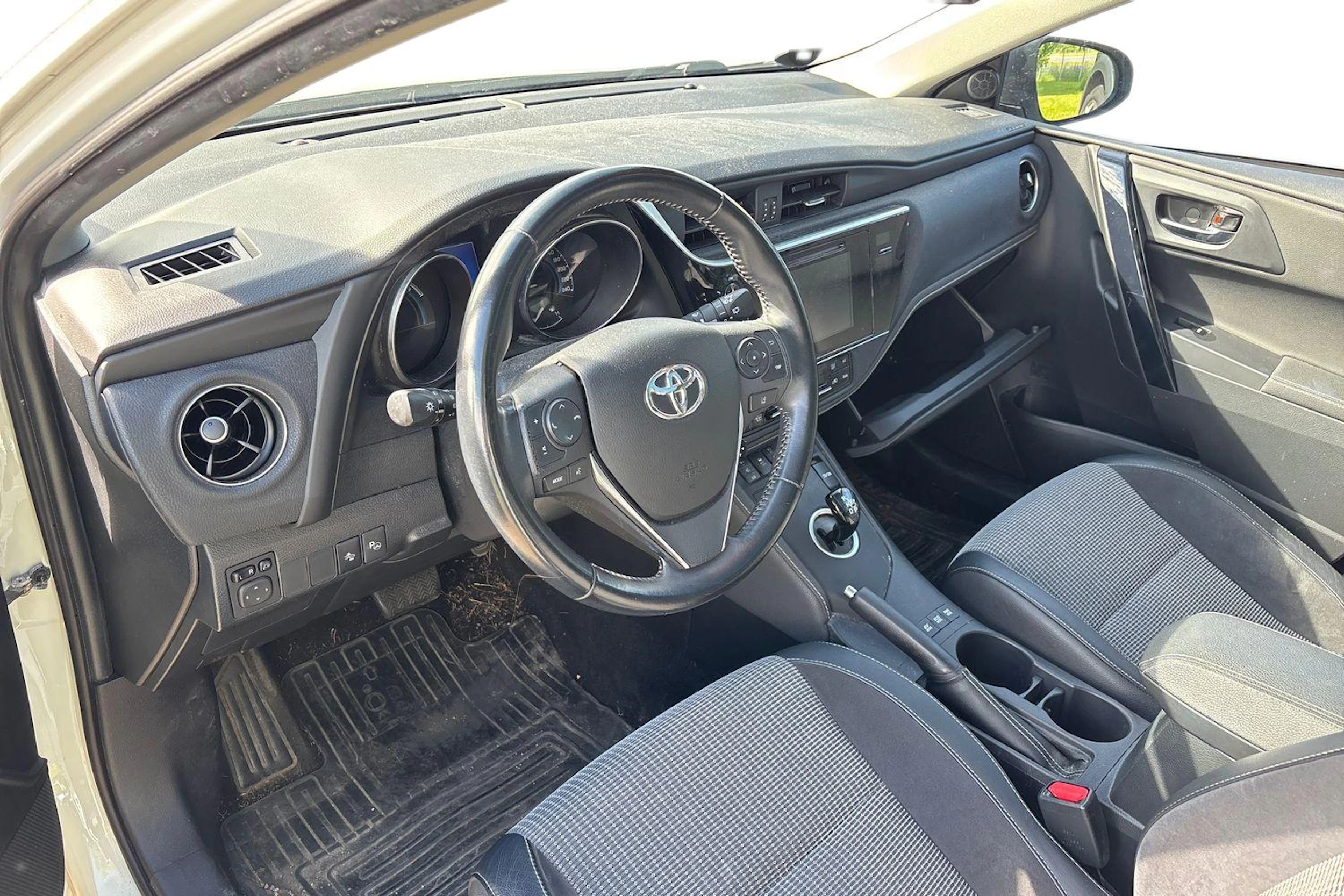 valkoinen Toyota Auris 2017 kuva 3.