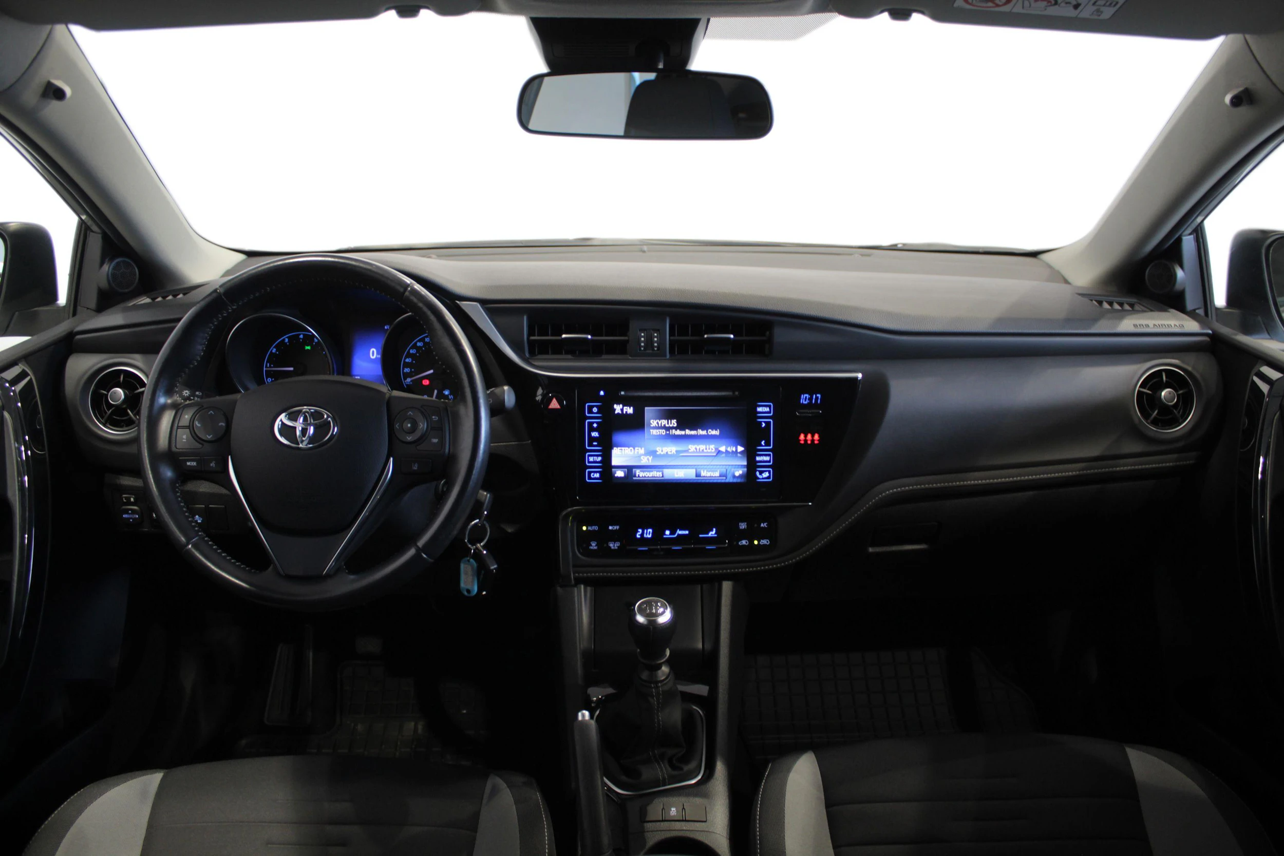 harmaa Toyota Auris 2018 kuva 3.