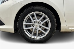 valkoinen Toyota Auris 2018 kuva 11.