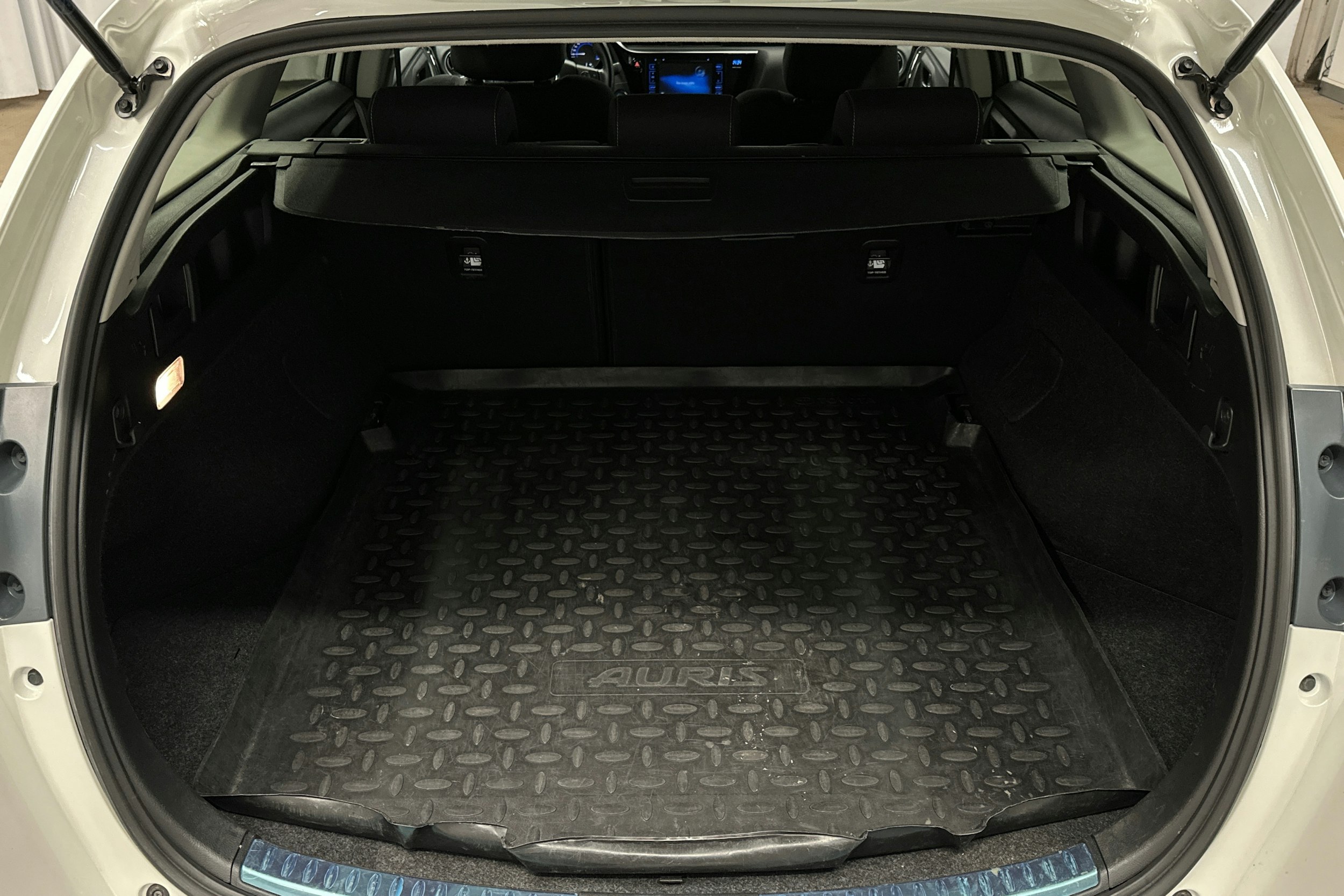 valkoinen Toyota Auris 2018 kuva 14.