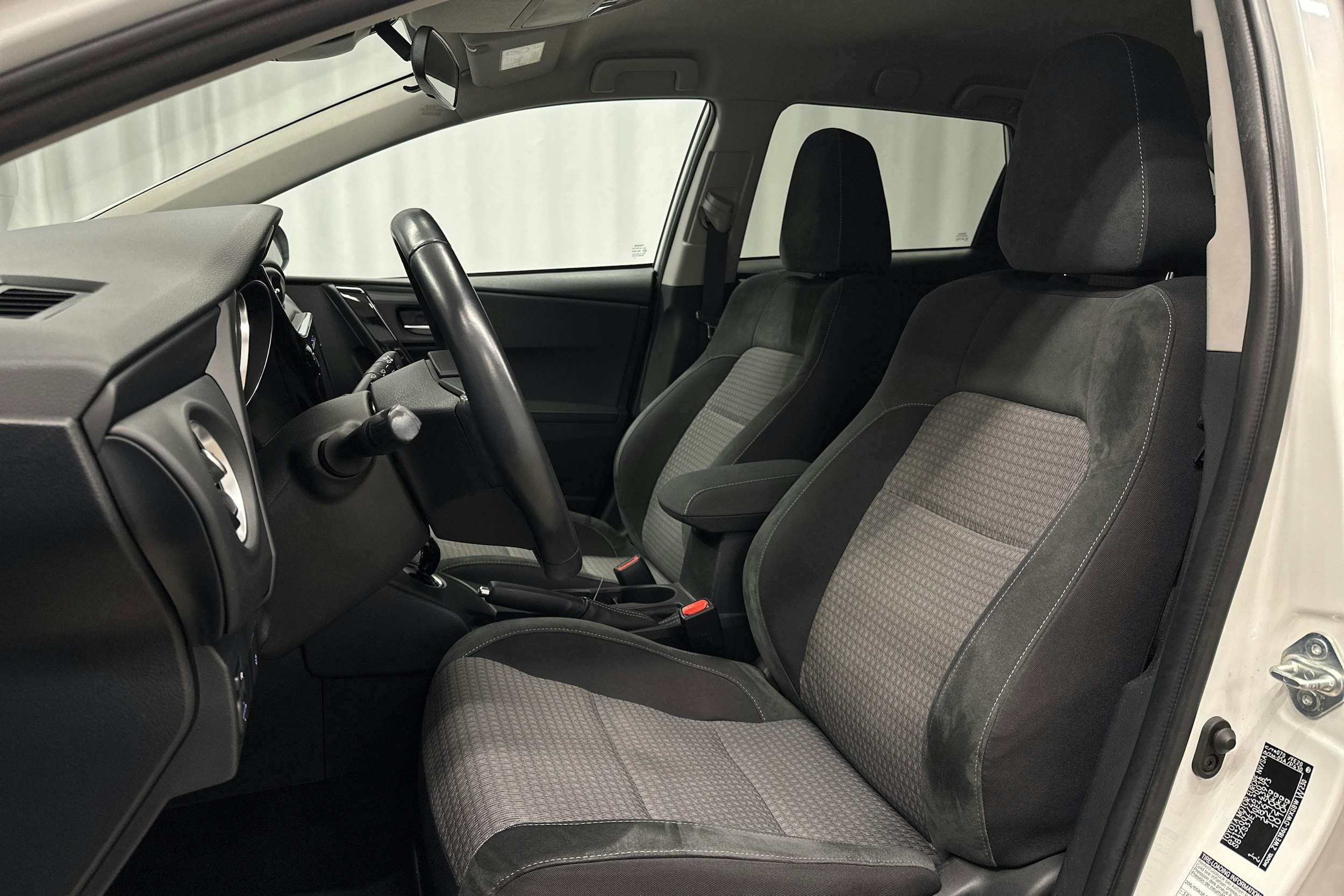 valkoinen Toyota Auris 2018 kuva 15.