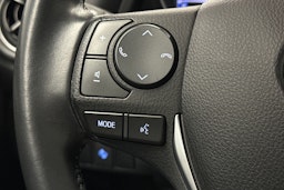 valkoinen Toyota Auris 2018 kuva 17.