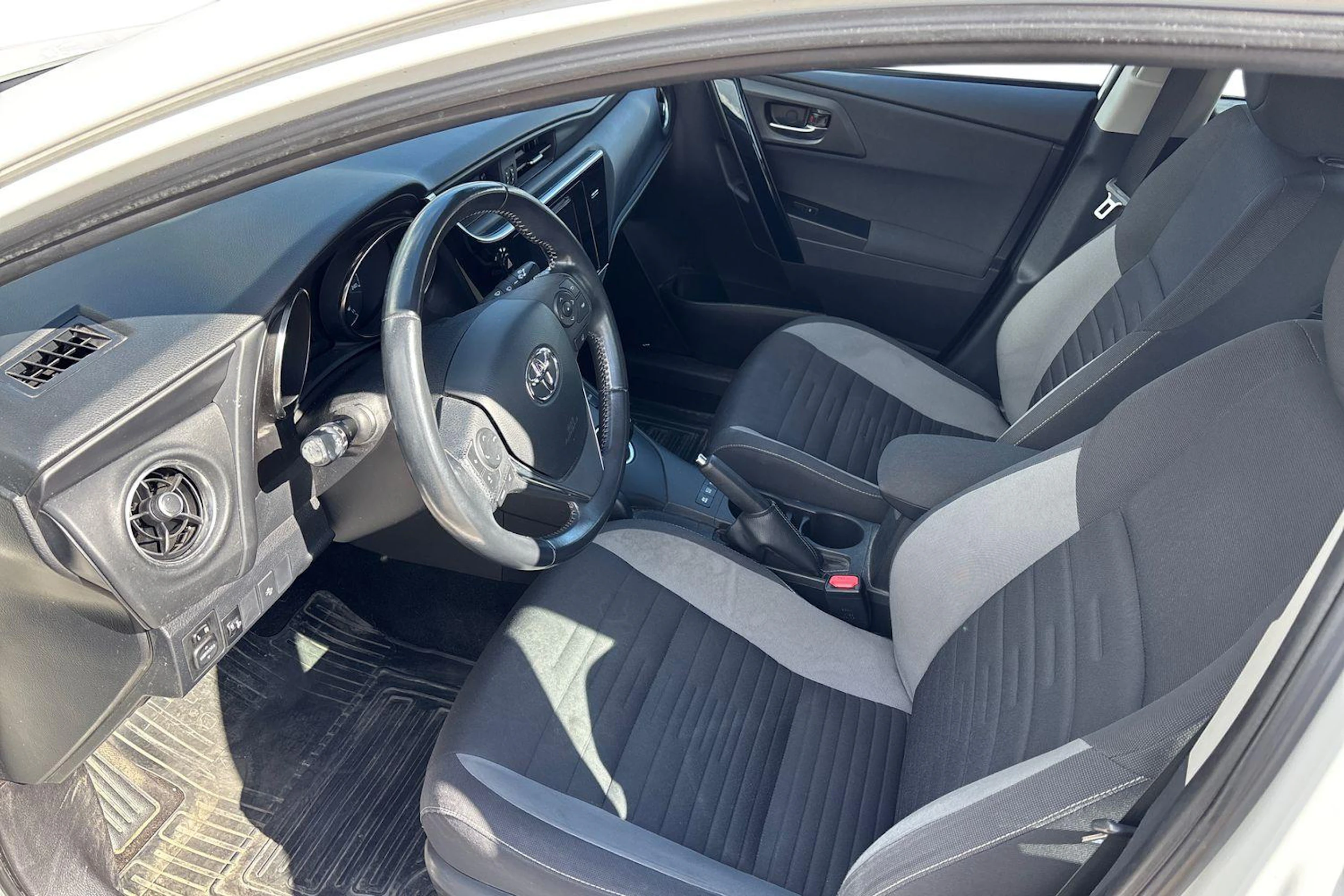 valkoinen Toyota Auris 2018 kuva 3.