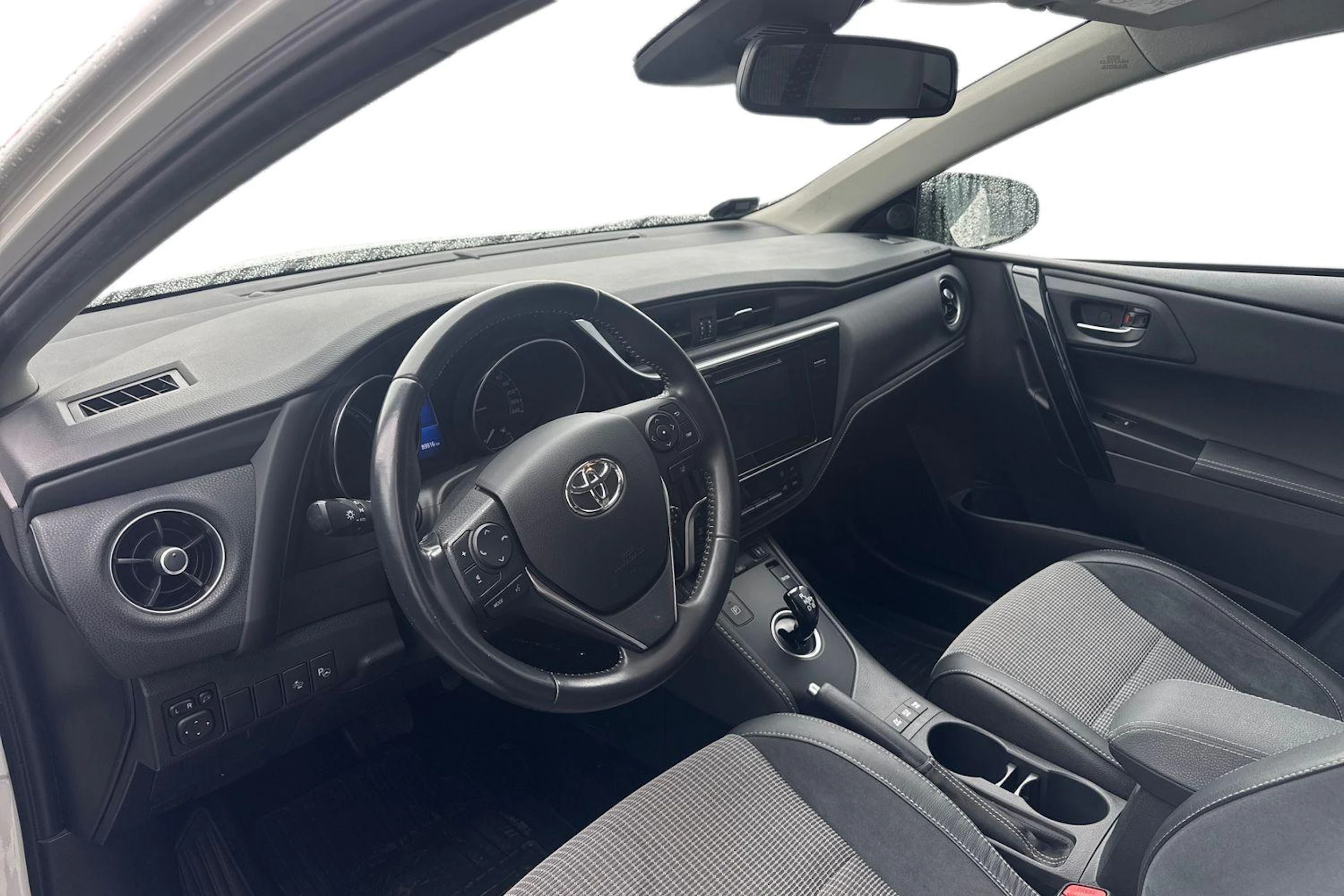 valkoinen Toyota Auris 2018 kuva 3.