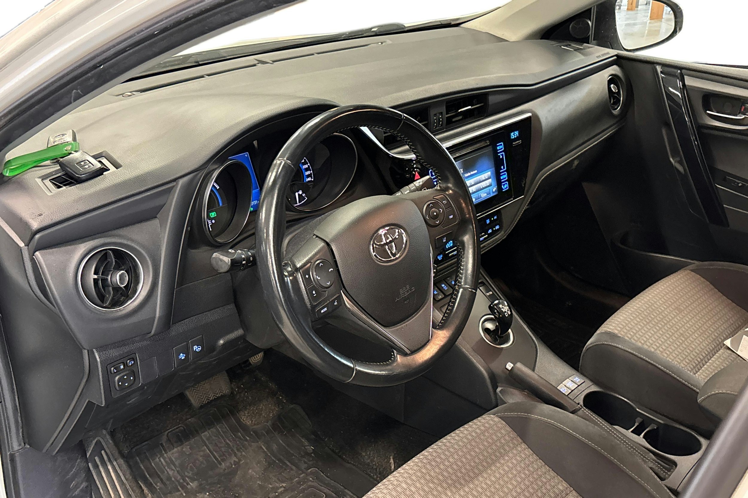 met. valkoinen Toyota Auris 2018 kuva 3.