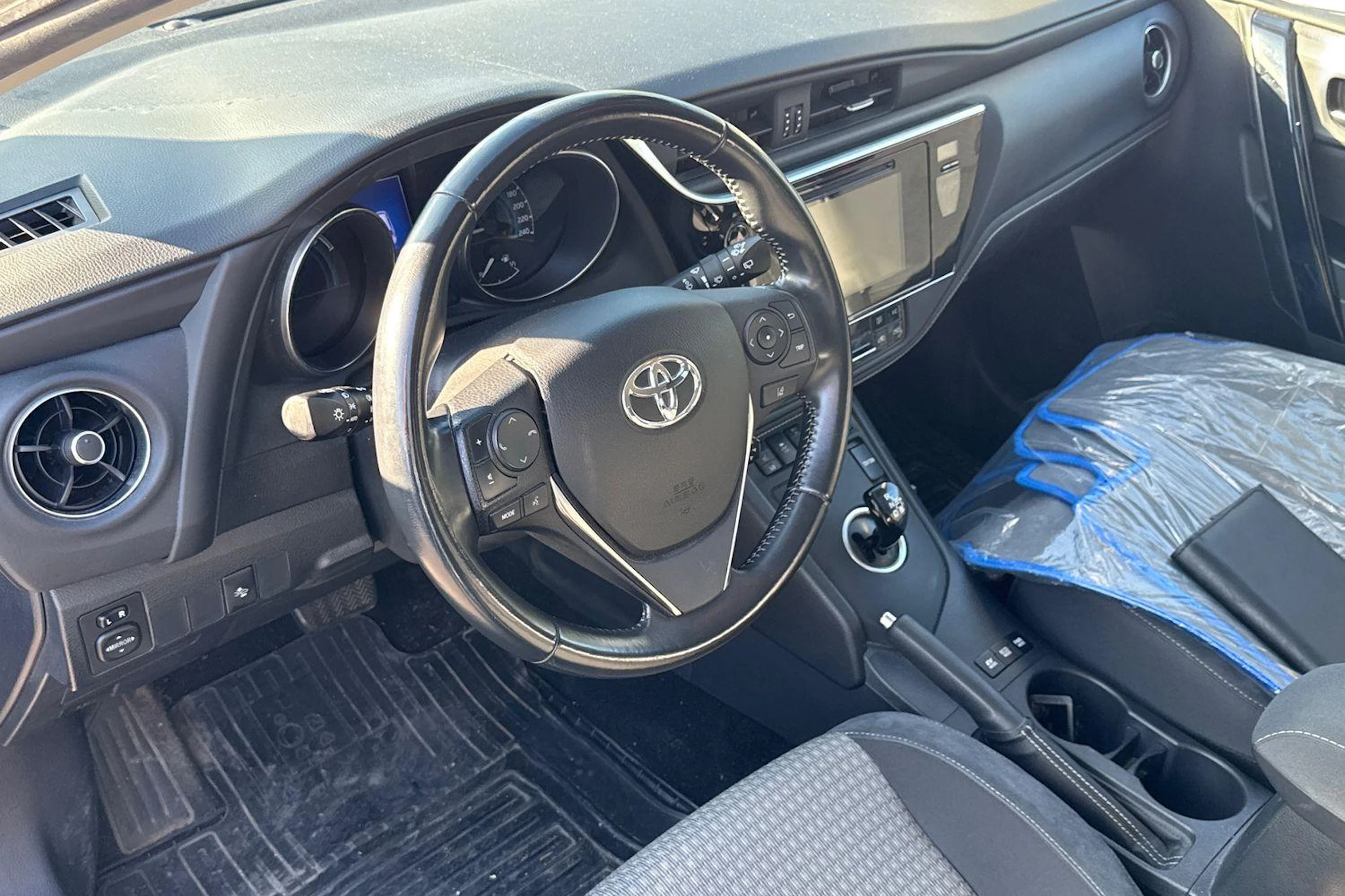 Sininen Toyota Auris 2018 kuva 3.