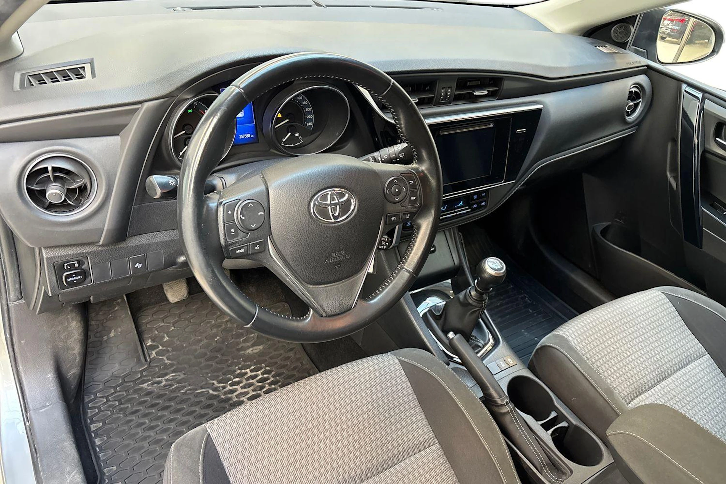 harmaa Toyota Auris 2018 kuva 6.