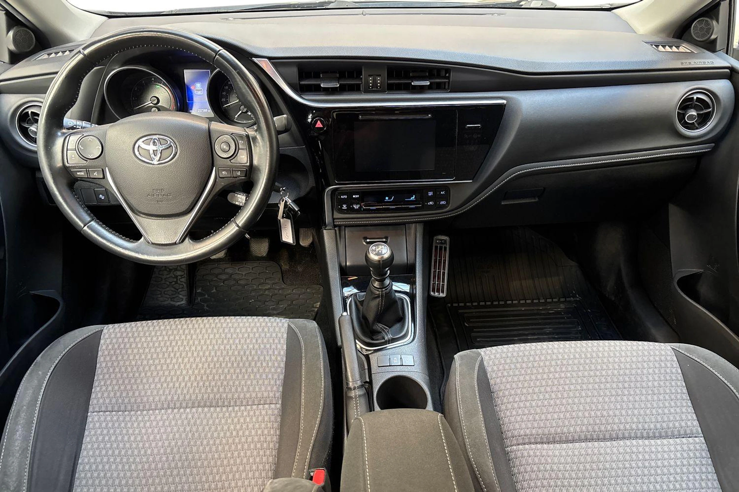 harmaa Toyota Auris 2018 kuva 7.