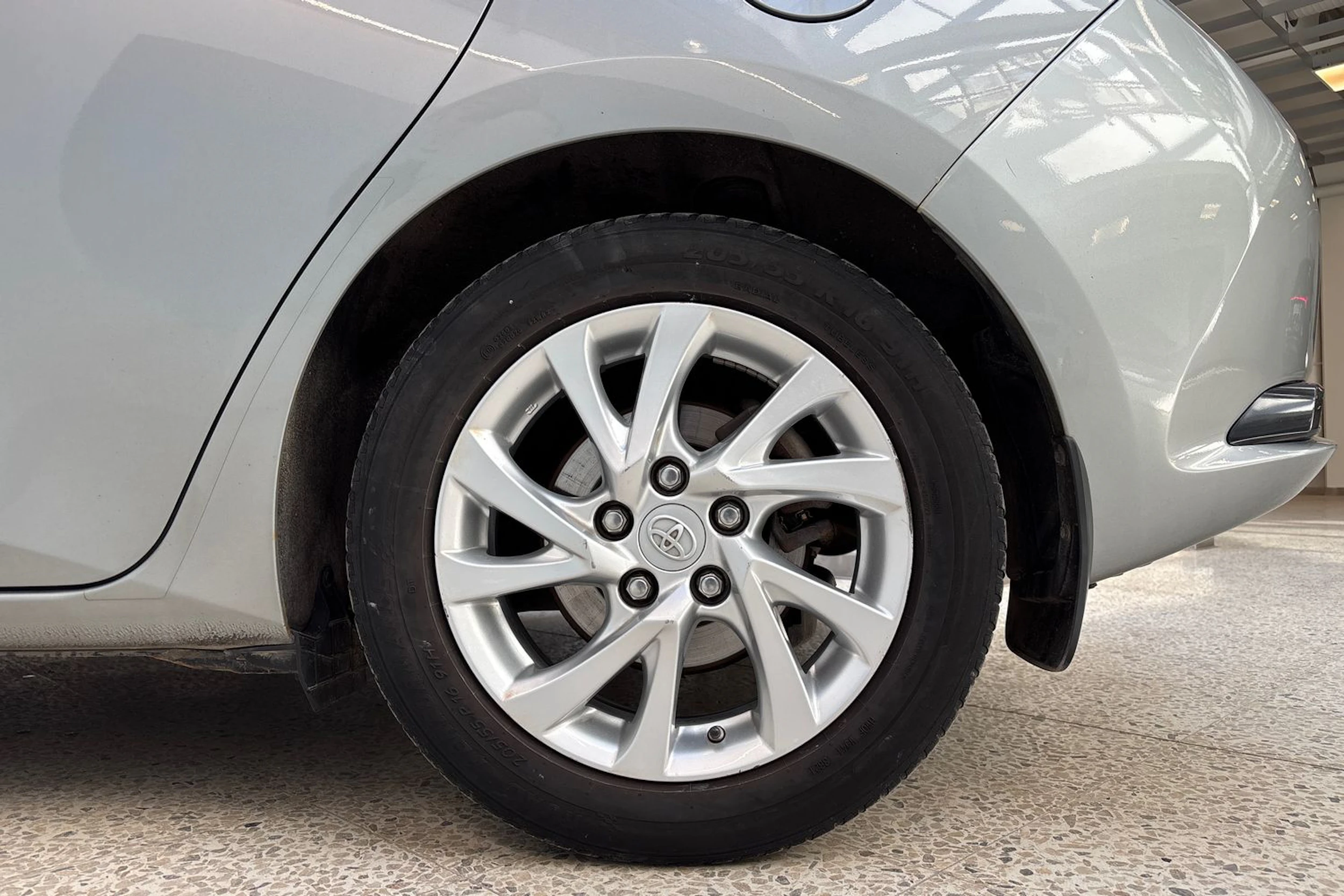 harmaa Toyota Auris 2018 kuva 10.
