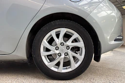 harmaa Toyota Auris 2018 kuva 10.
