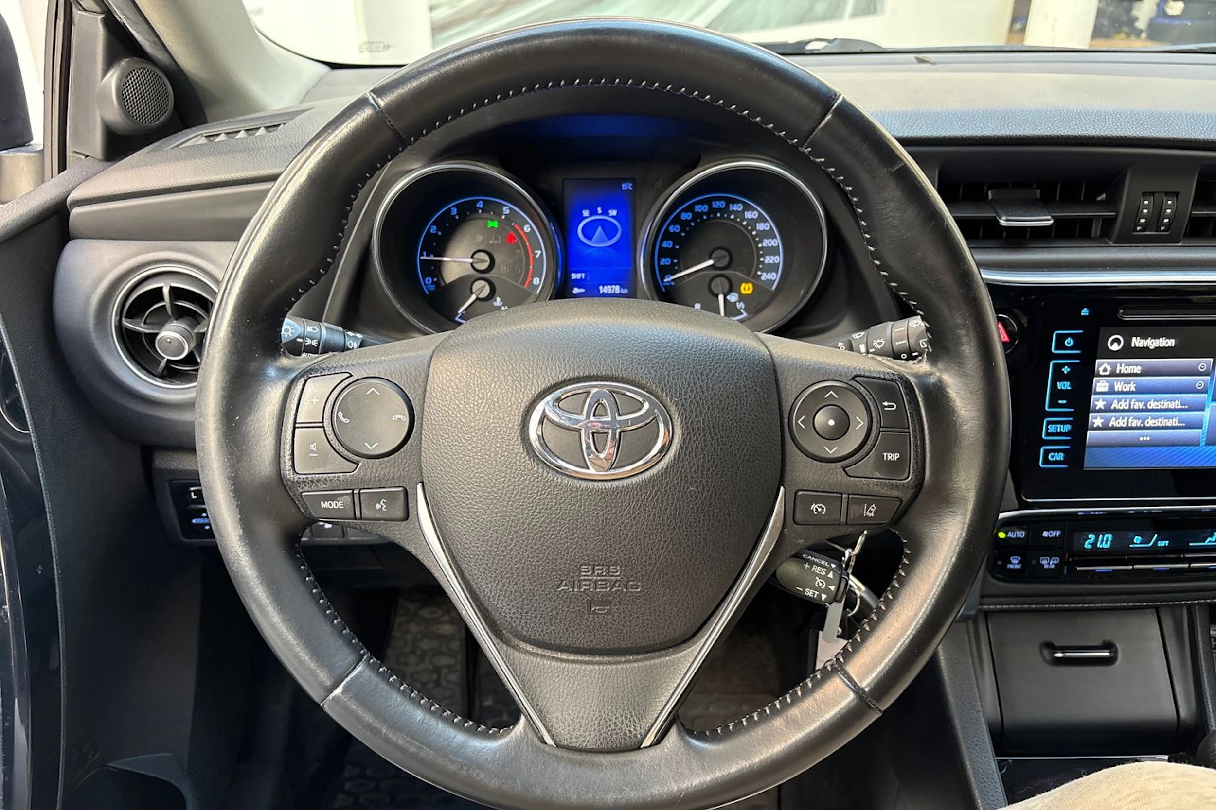 harmaa Toyota Auris 2018 kuva 14.