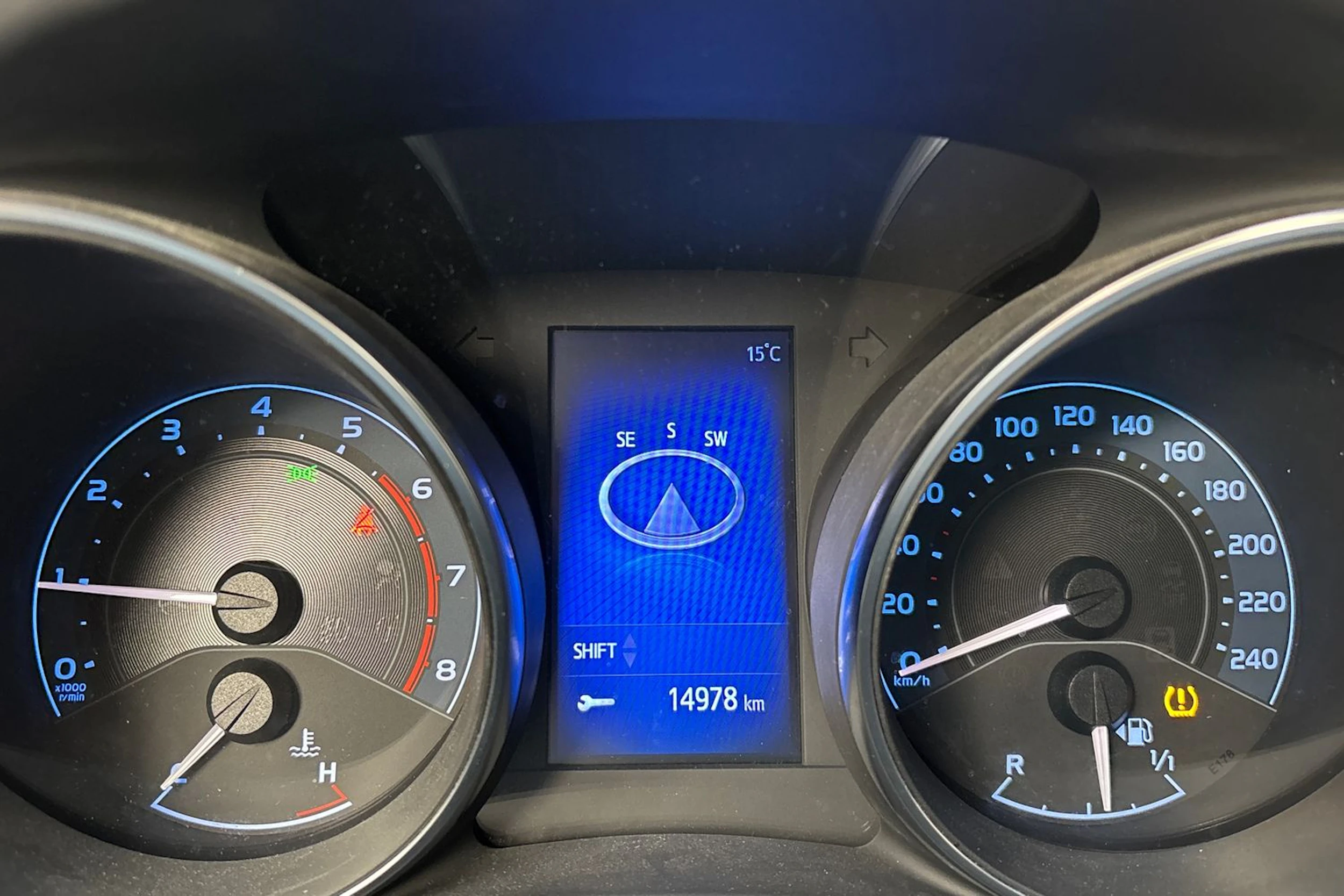 harmaa Toyota Auris 2018 kuva 15.