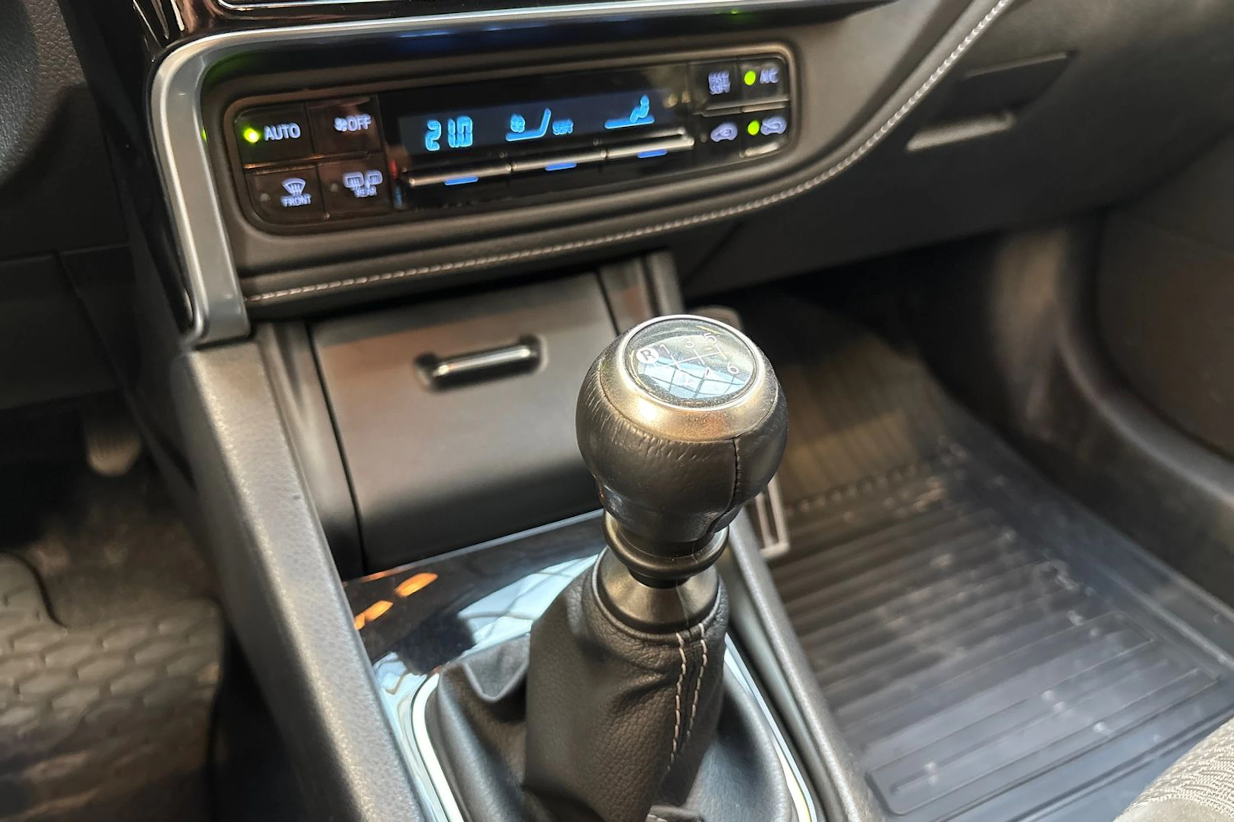 harmaa Toyota Auris 2018 kuva 19.