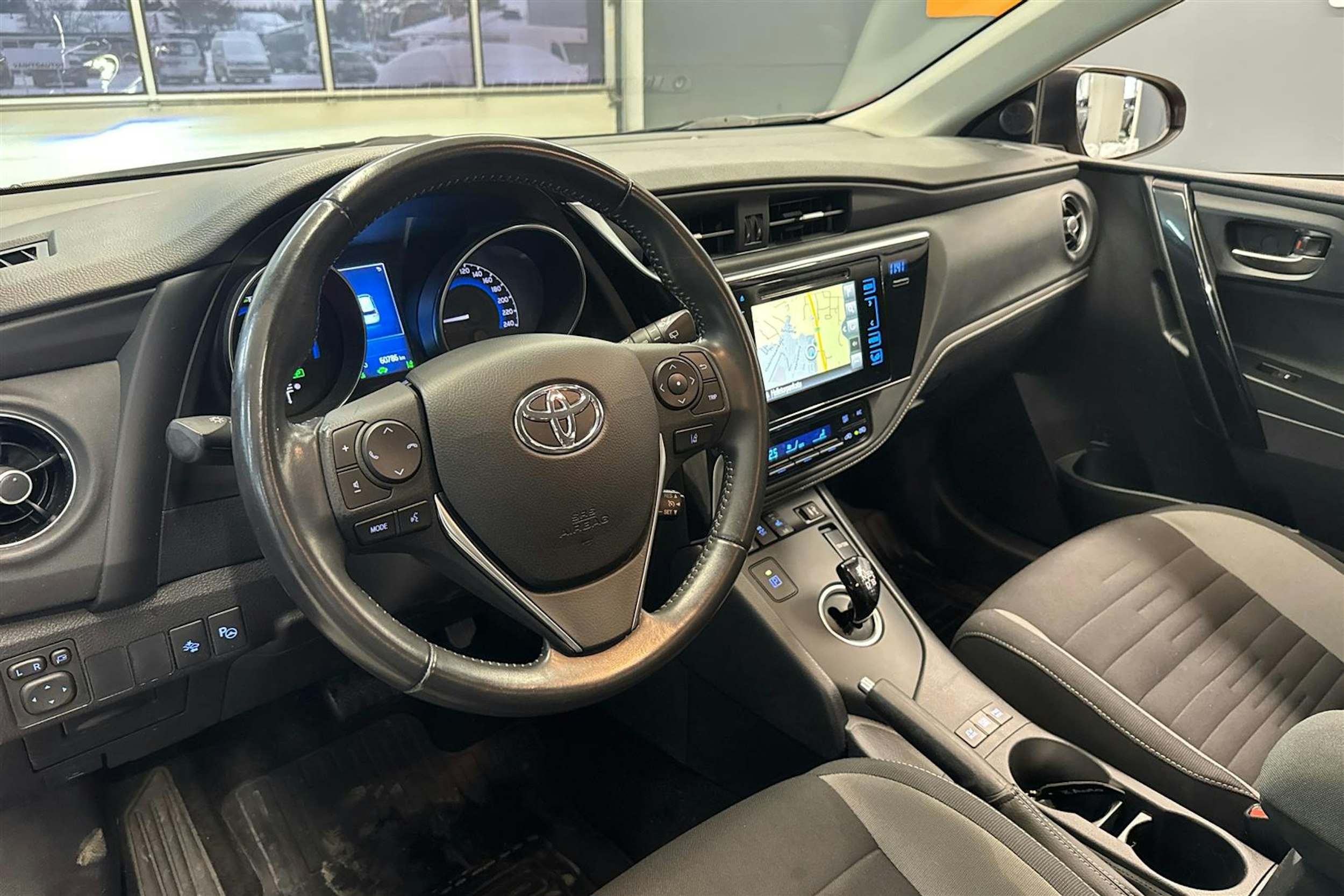 Punainen Toyota Auris 2018 kuva 8.