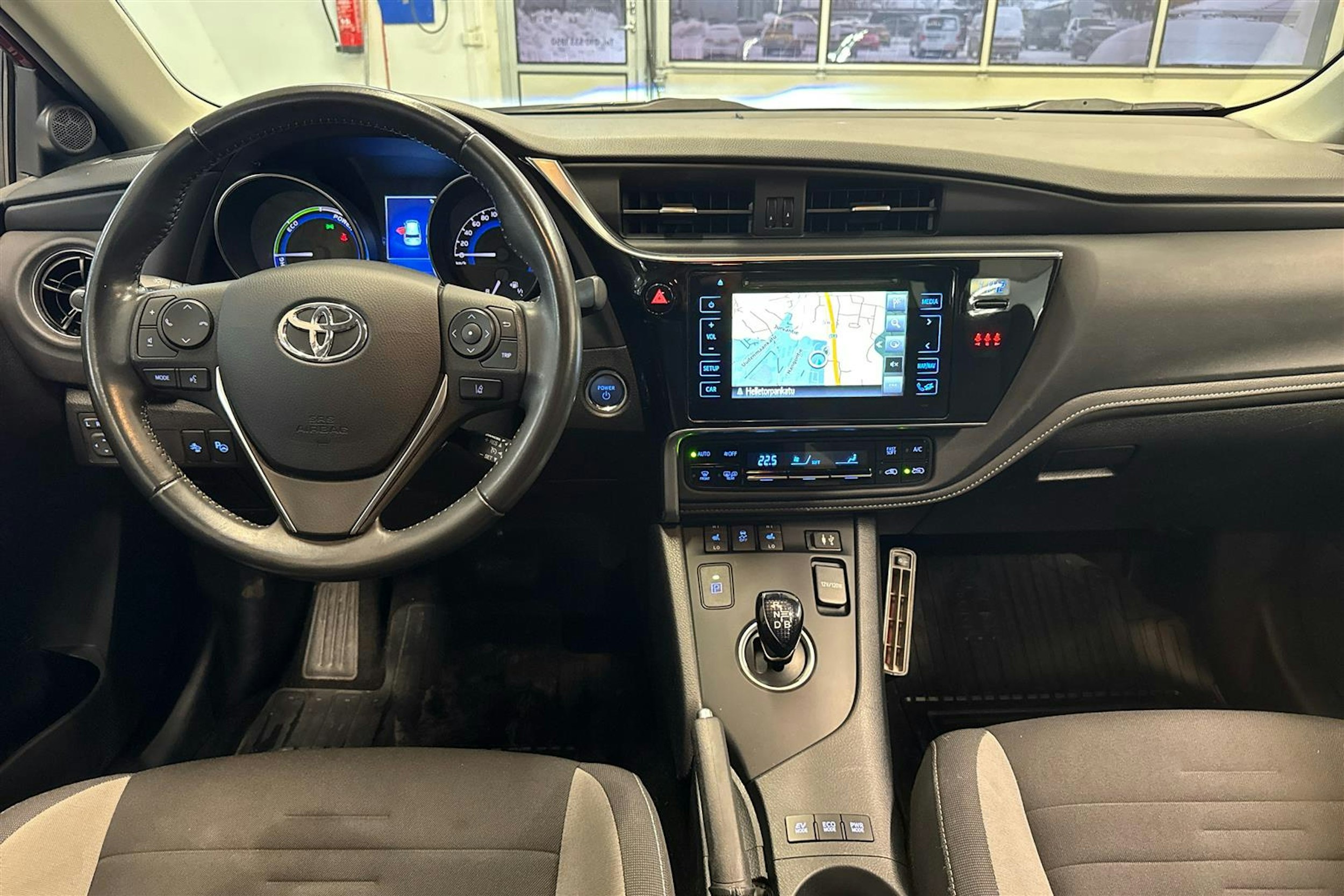 Punainen Toyota Auris 2018 kuva 9.