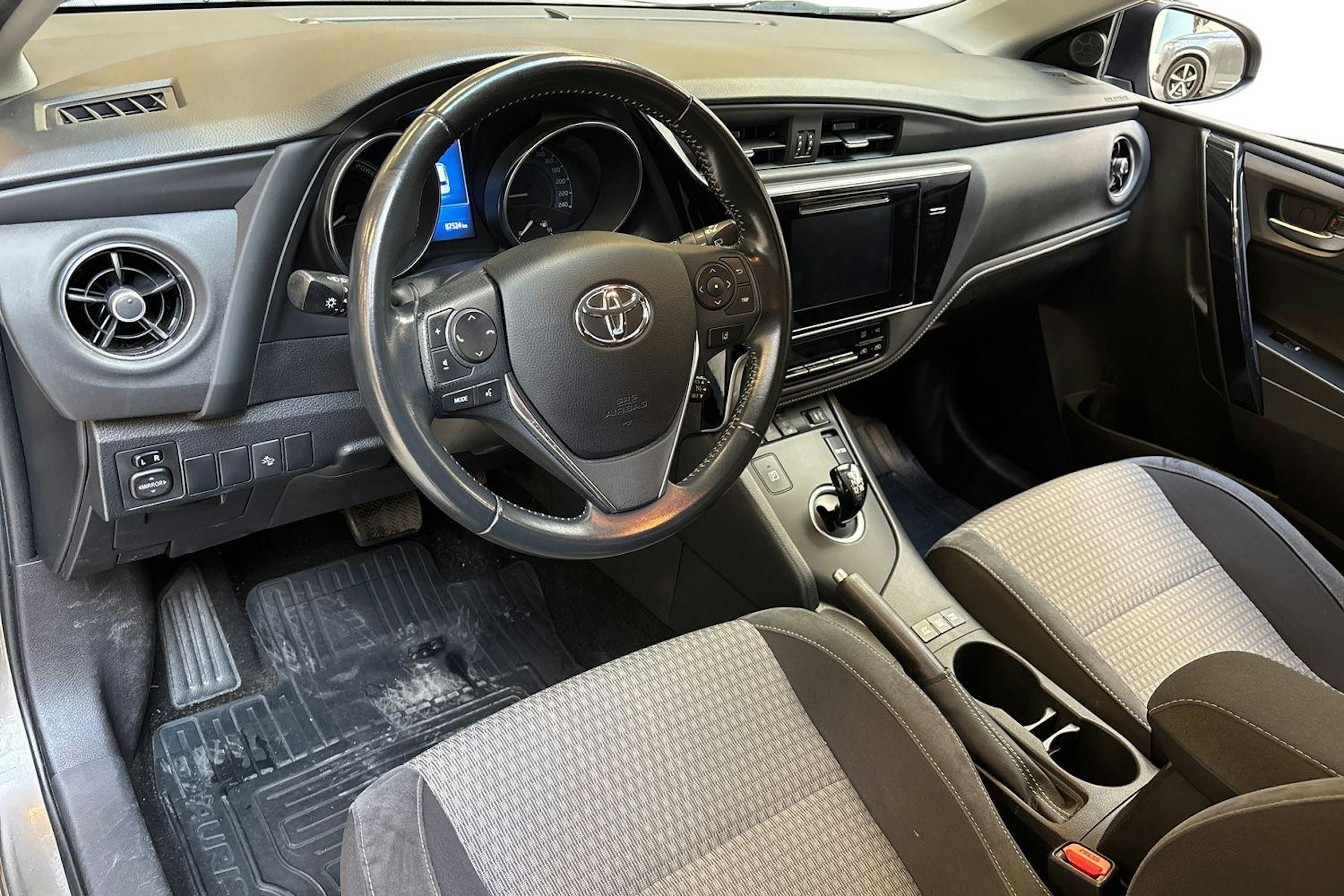 harmaa Toyota Auris 2018 kuva 7.