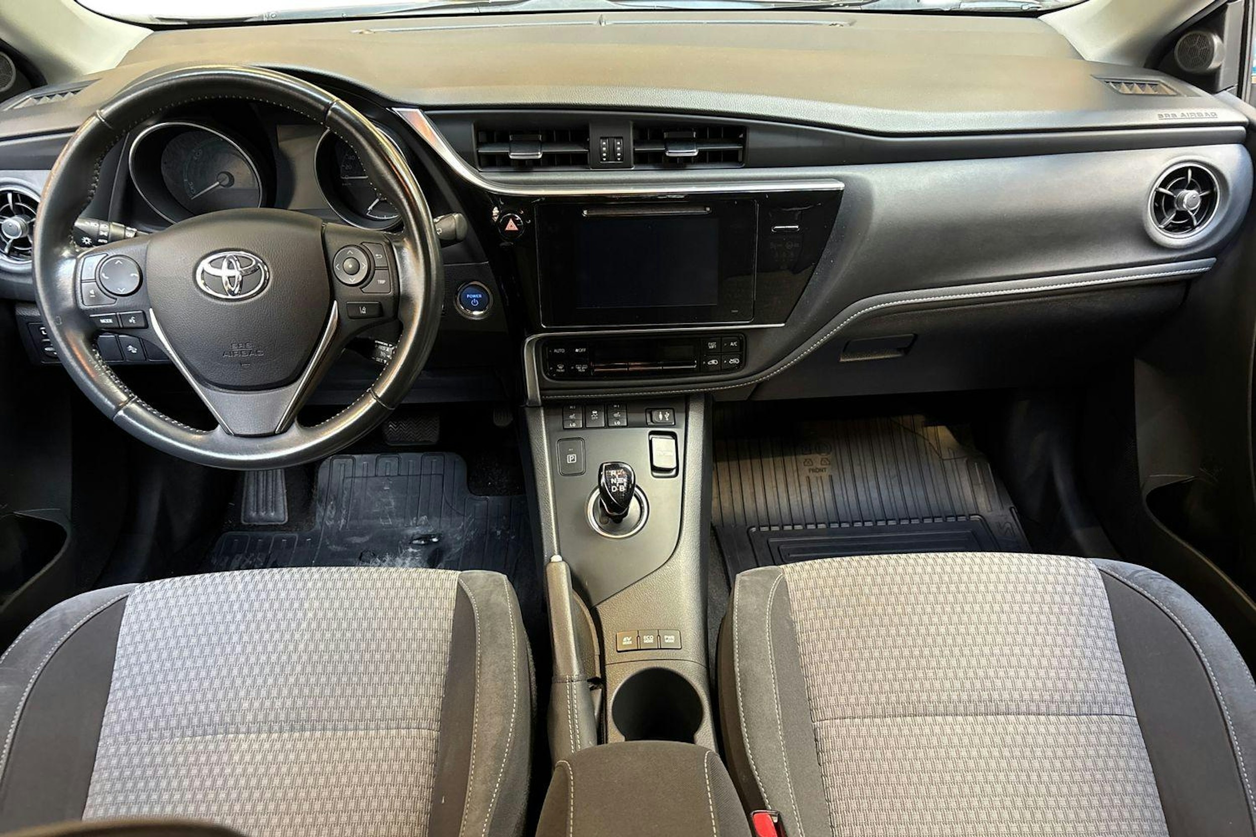 harmaa Toyota Auris 2018 kuva 9.
