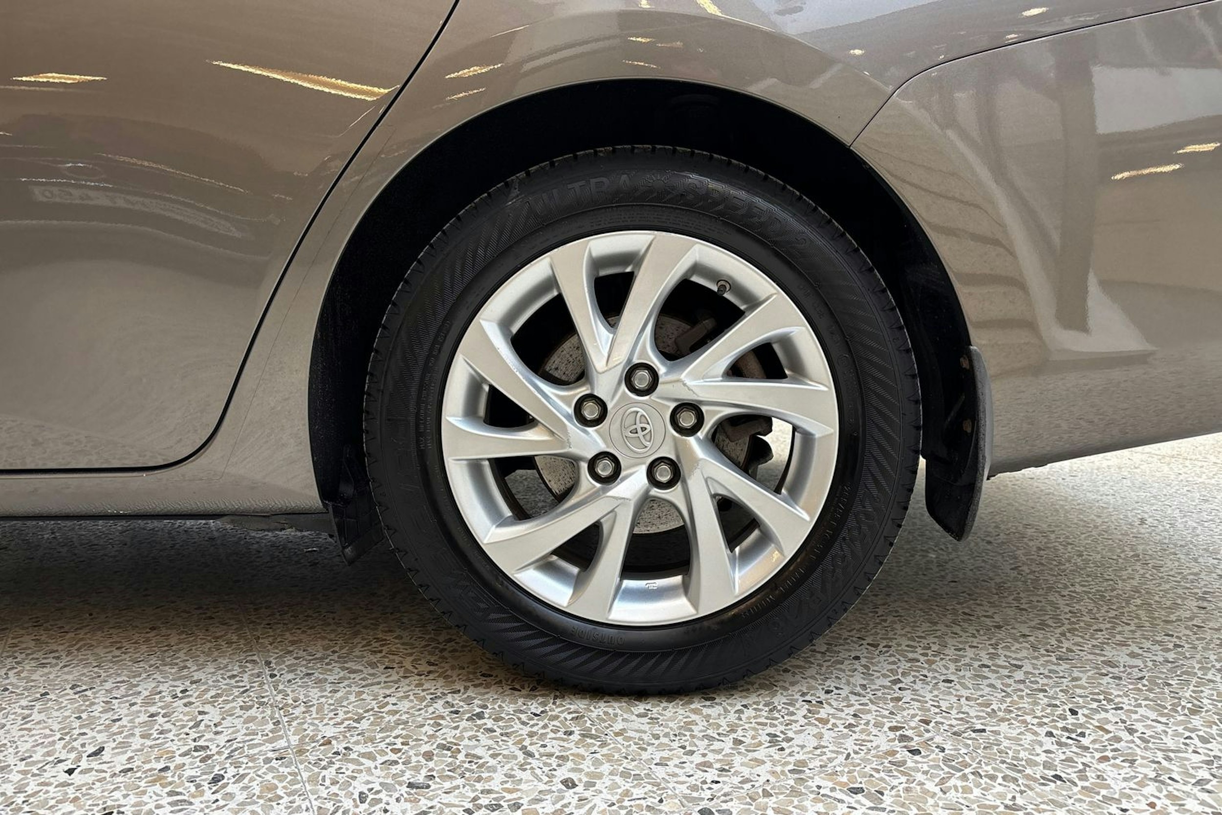 harmaa Toyota Auris 2018 kuva 11.