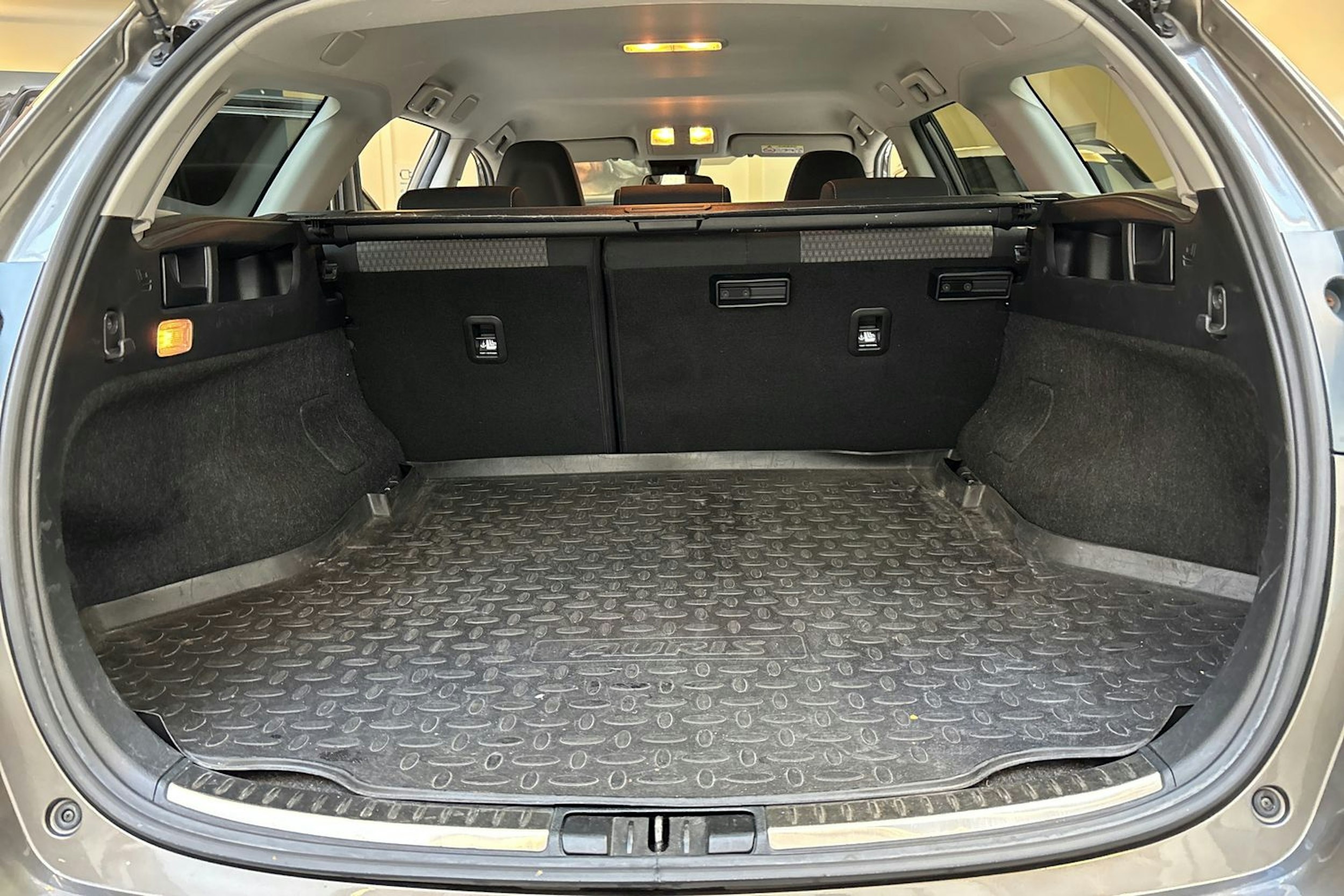 harmaa Toyota Auris 2018 kuva 14.