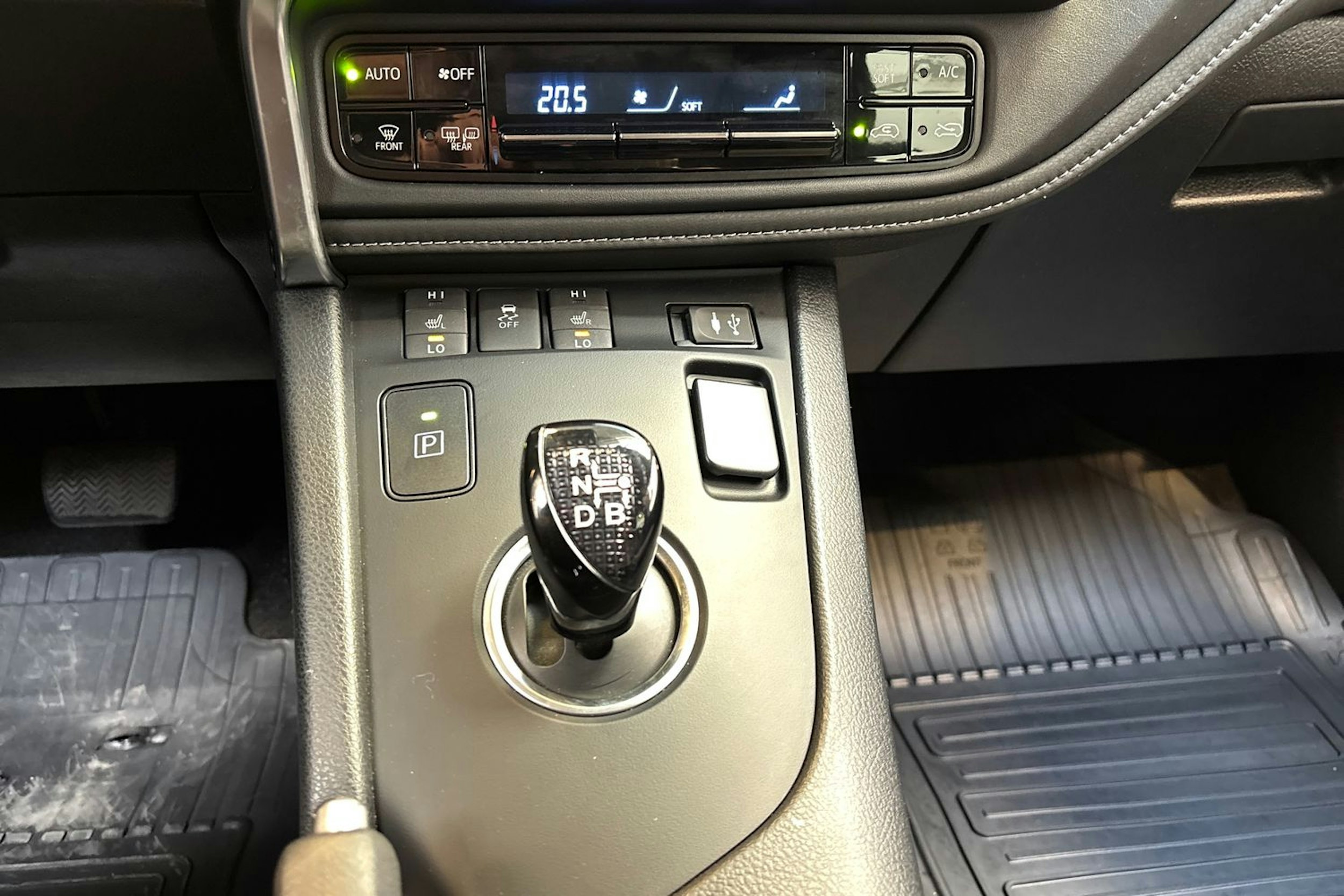 harmaa Toyota Auris 2018 kuva 27.