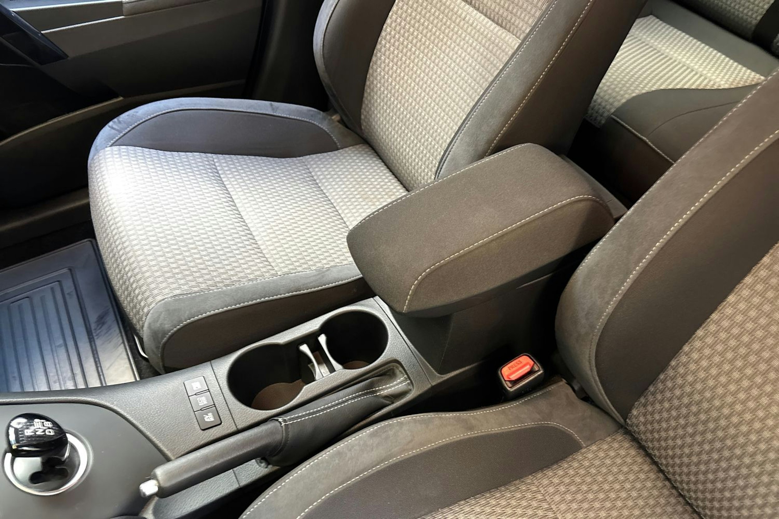 harmaa Toyota Auris 2018 kuva 29.