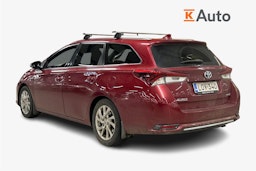 punainen Toyota Auris 2018 kuva 2.