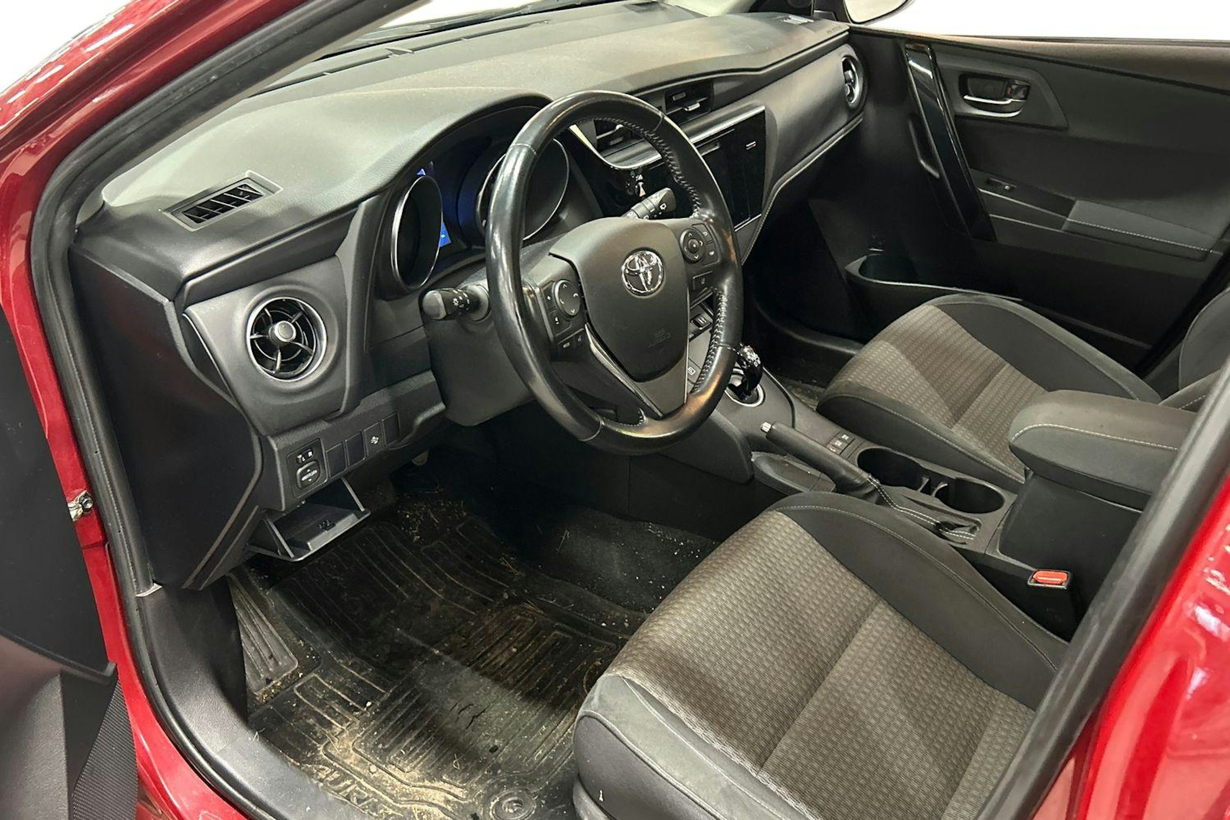 punainen Toyota Auris 2018 kuva 3.