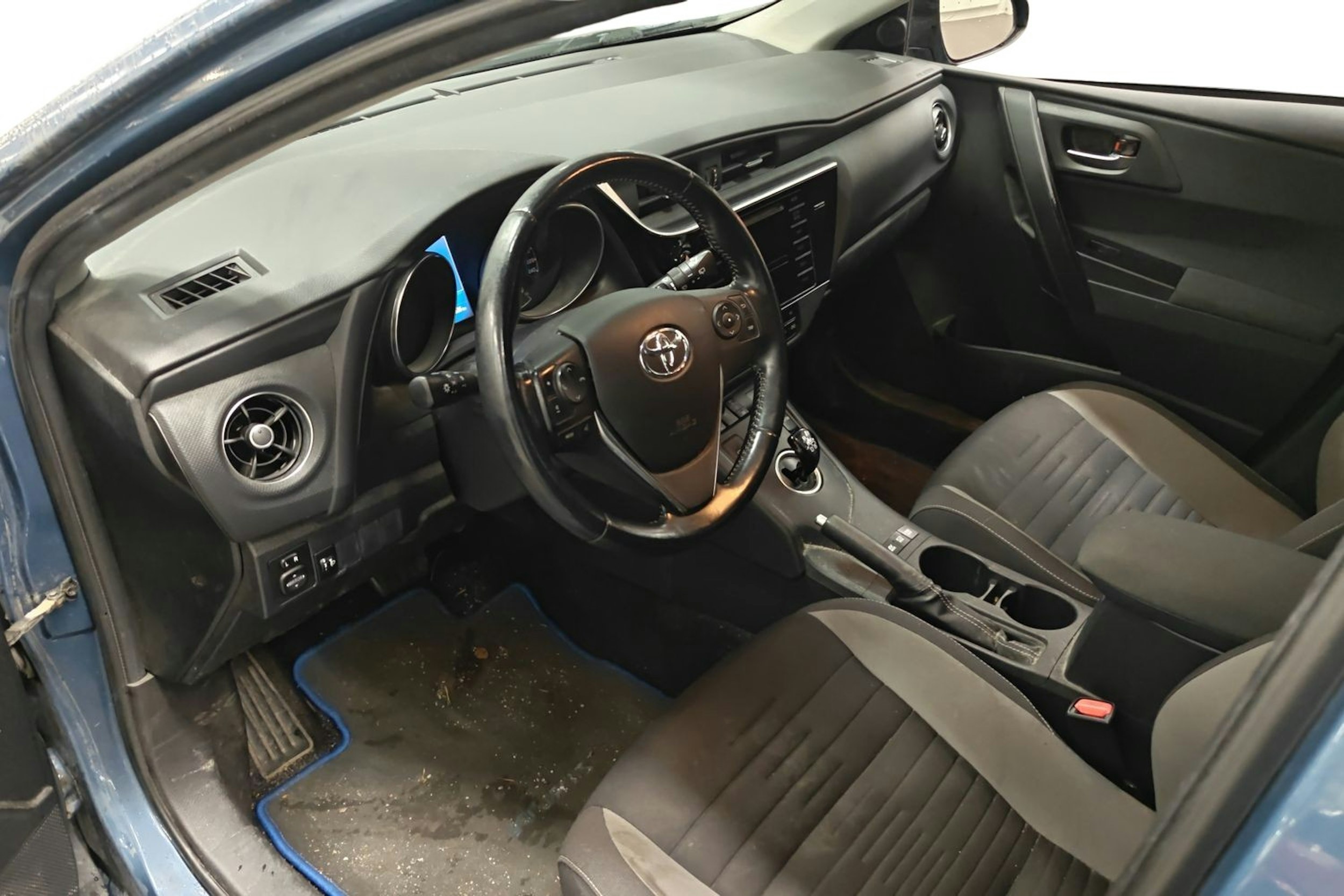 sininen Toyota Auris 2018 kuva 3.