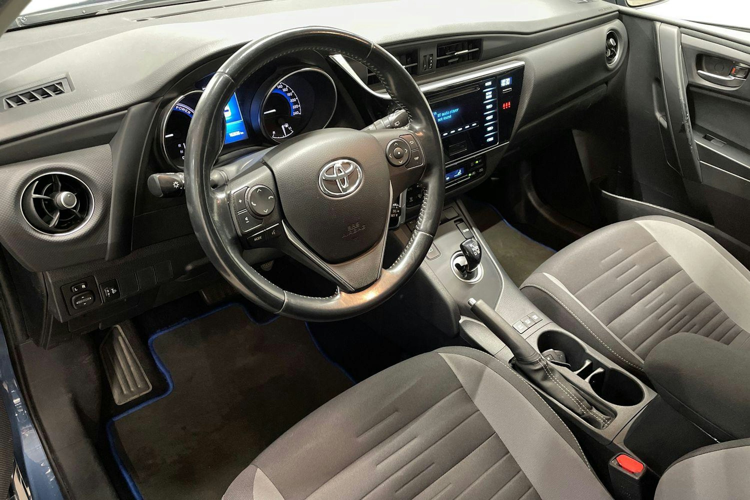 sininen Toyota Auris 2018 kuva 6.