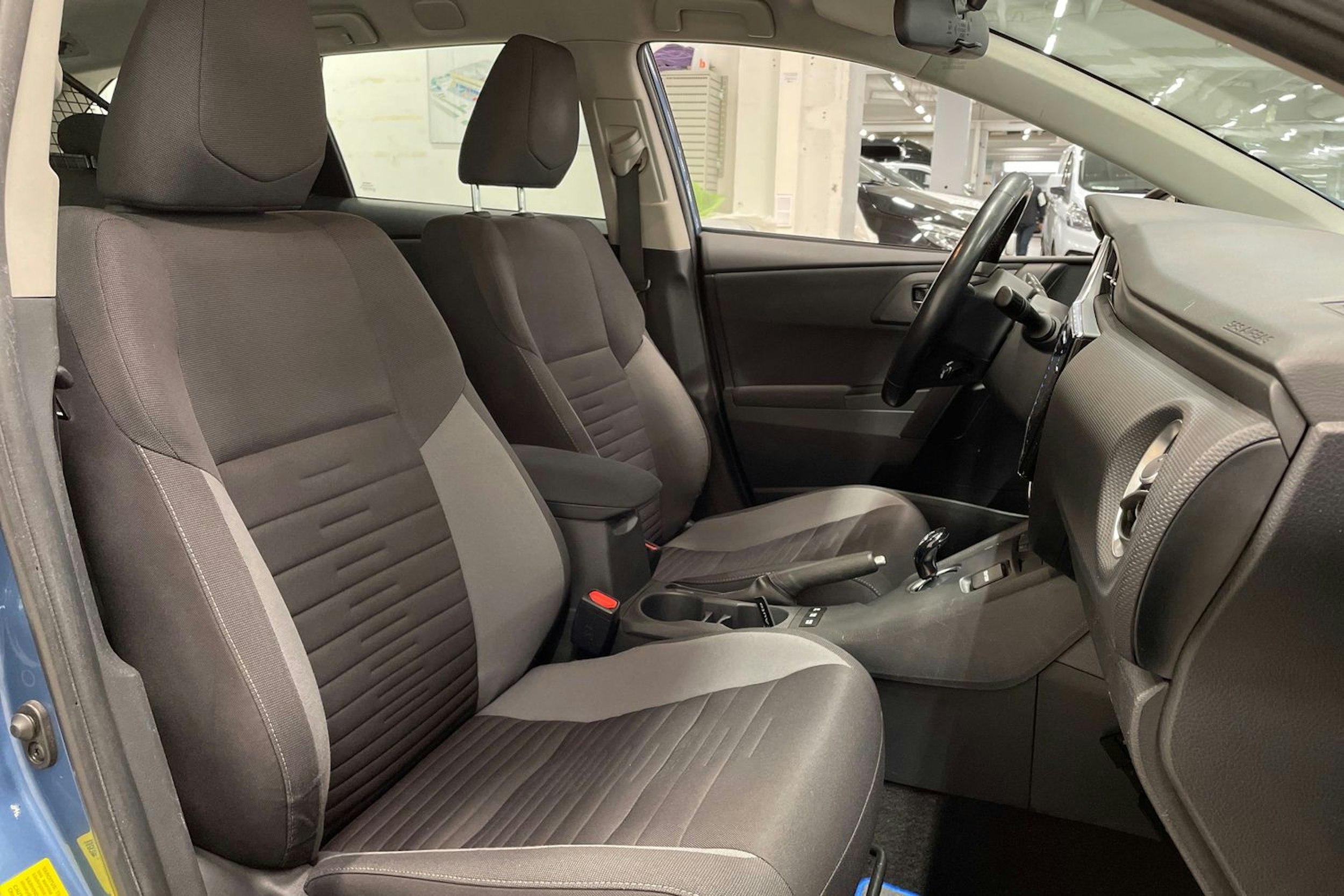 sininen Toyota Auris 2018 kuva 21.