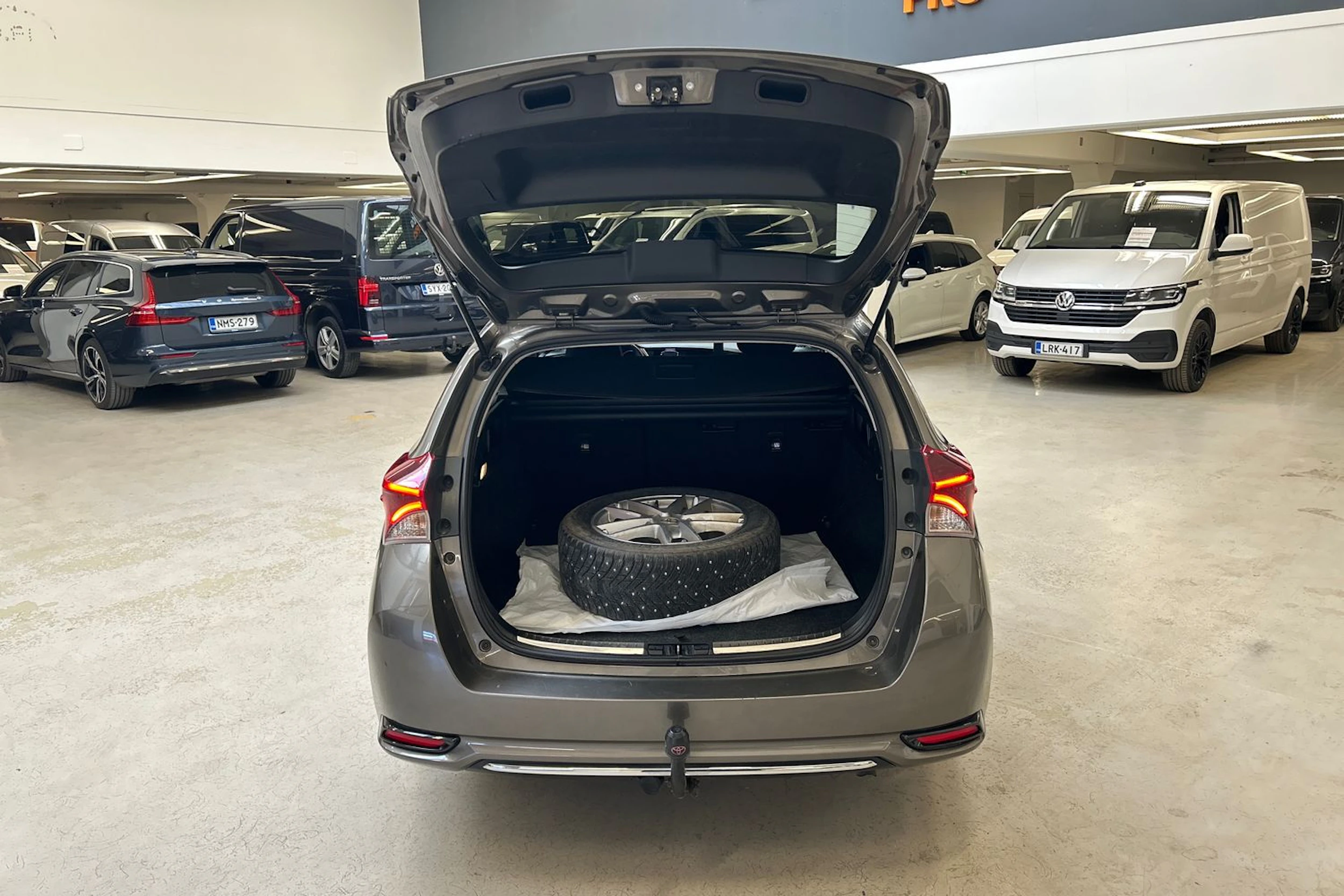 harmaa Toyota Auris 2018 kuva 22.