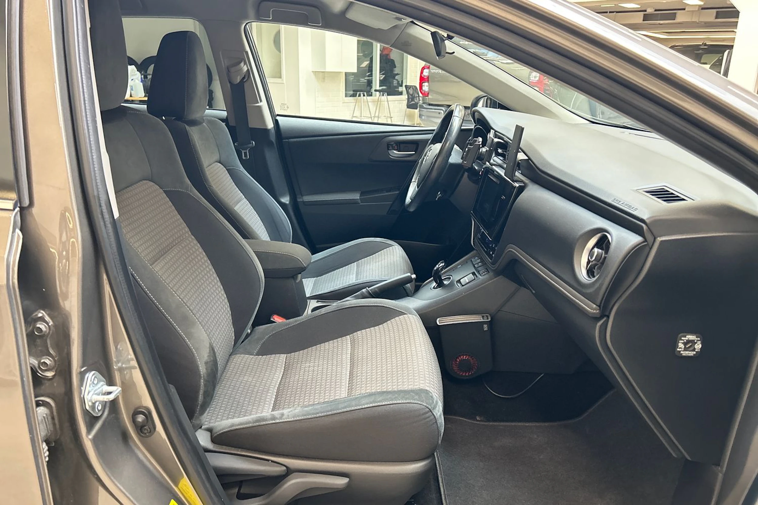 harmaa Toyota Auris 2018 kuva 23.