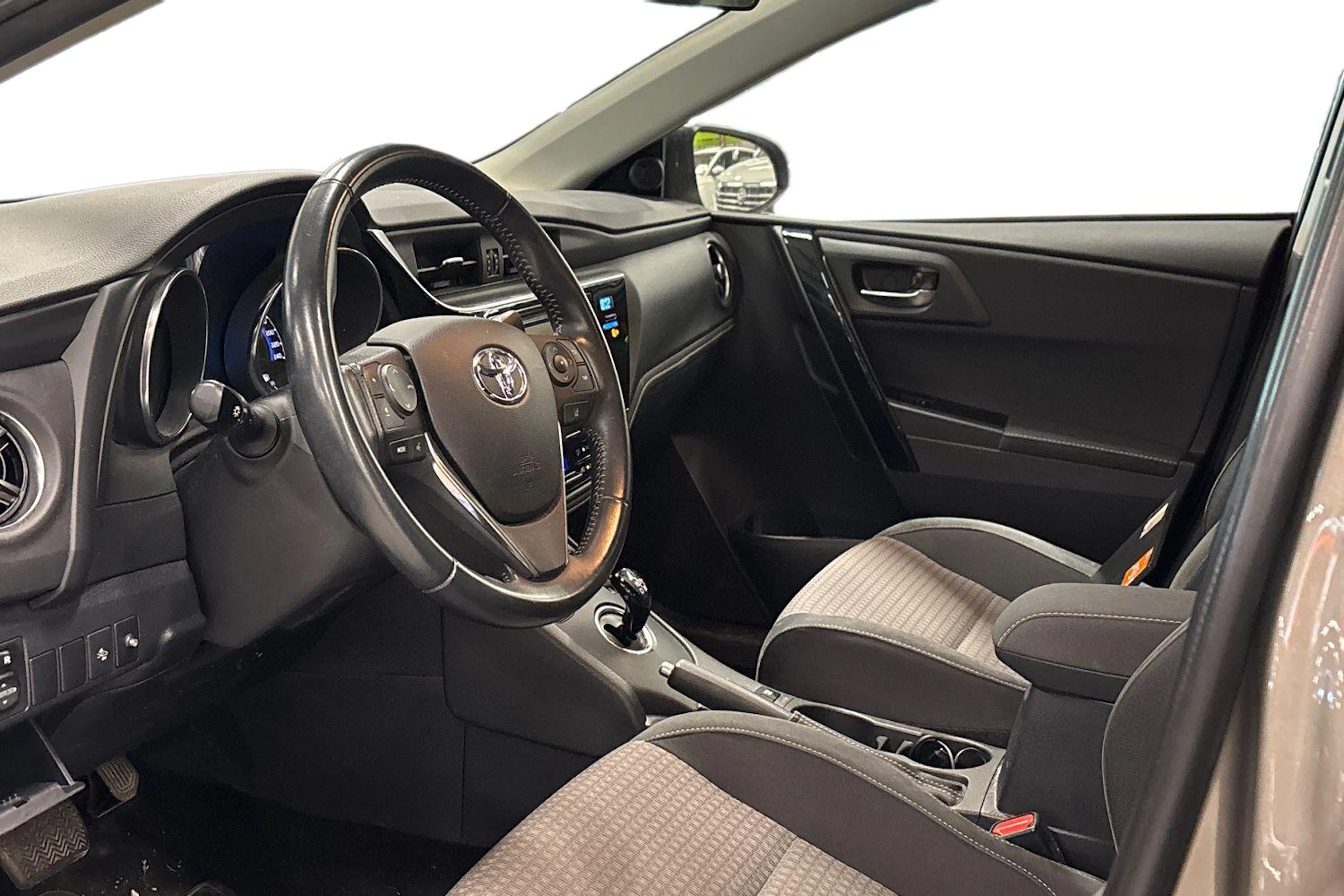 harmaa Toyota Auris 2018 kuva 3.