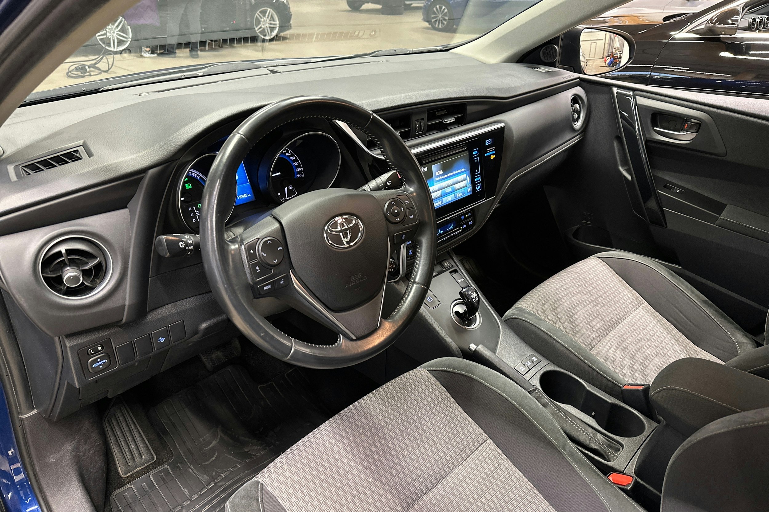 sininen Toyota Auris 2018 kuva 6.