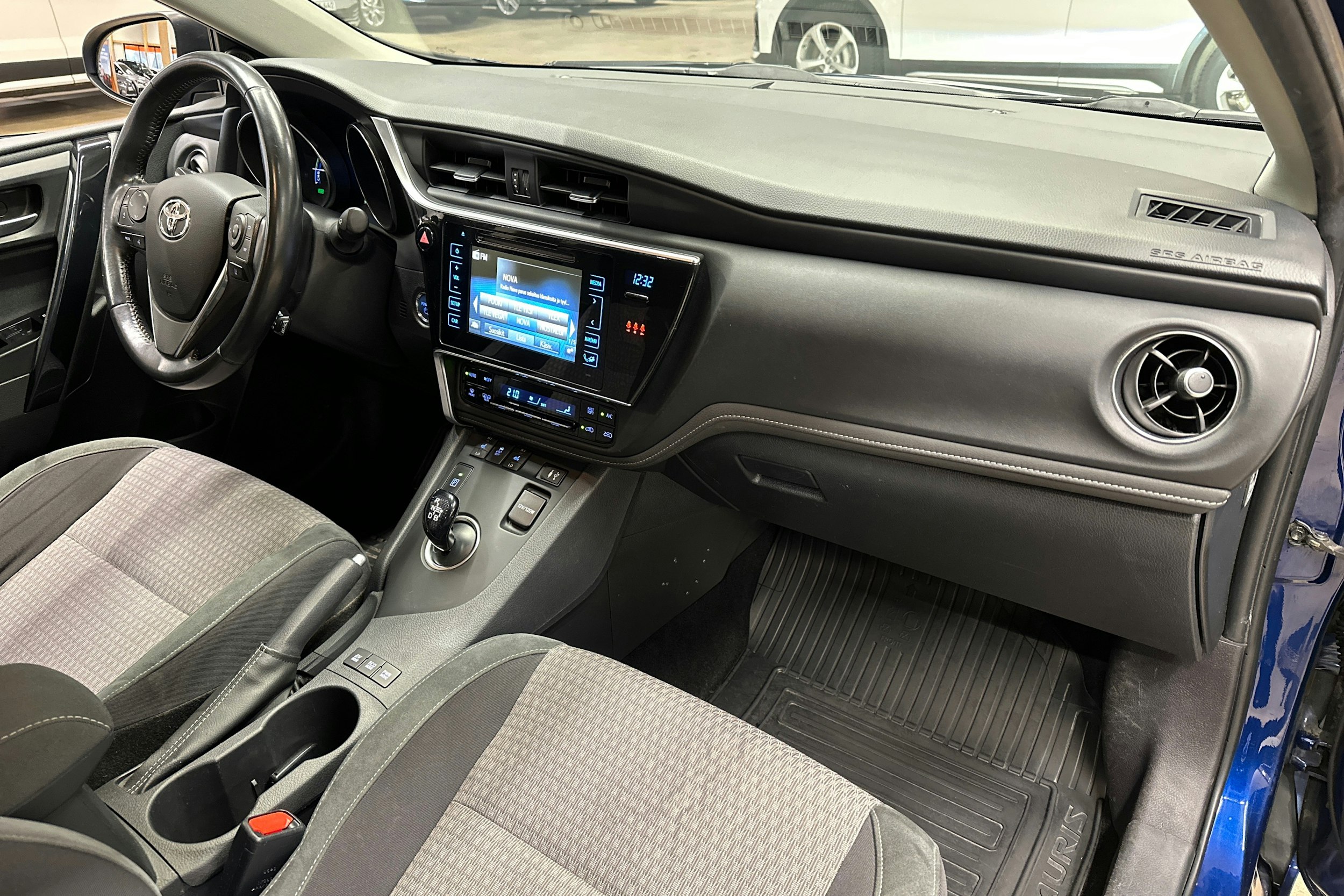 sininen Toyota Auris 2018 kuva 8.